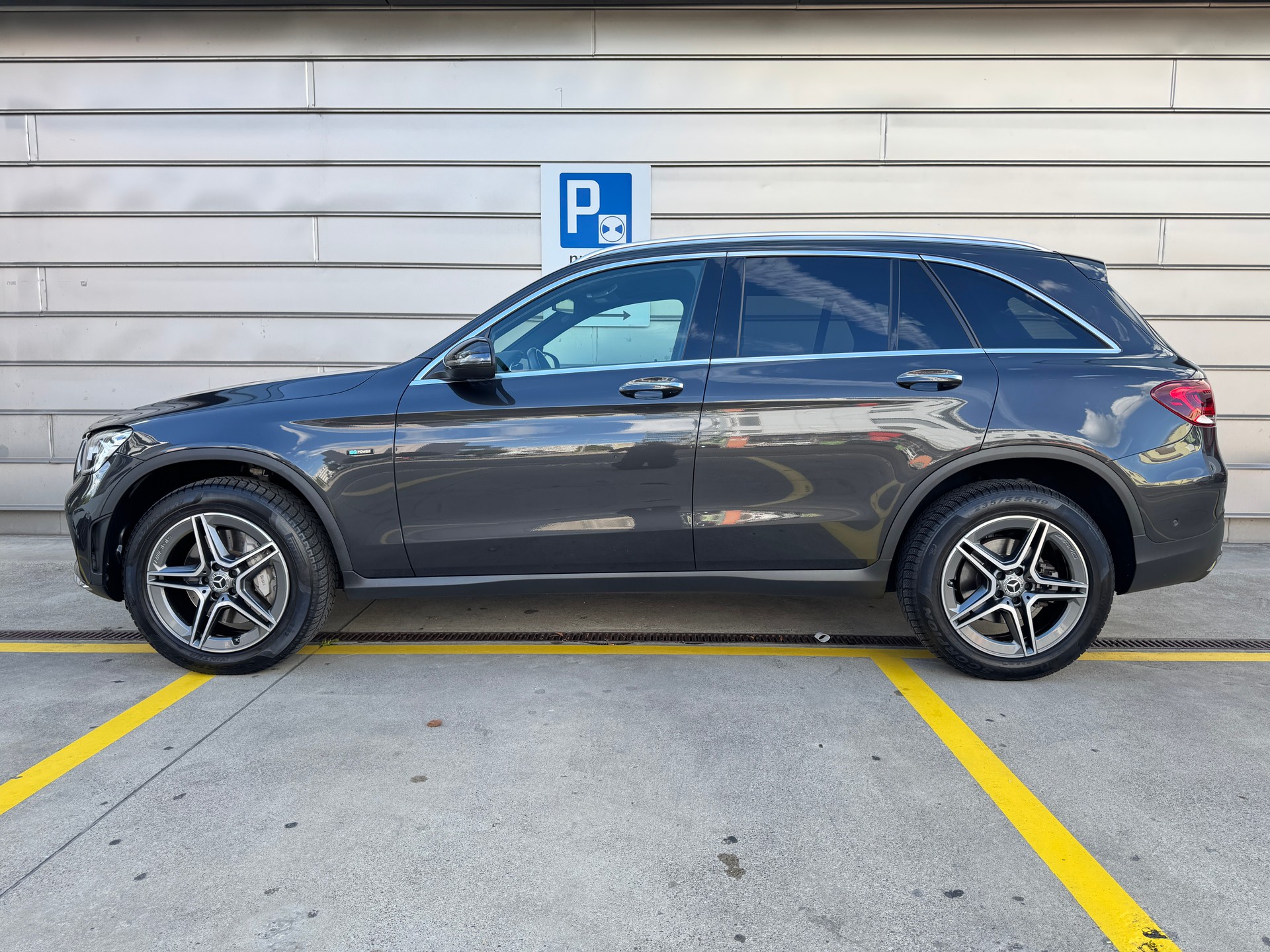 MERCEDES-BENZ GLC 300 e AMG Line 4Matic 9G-Tronic-image-1