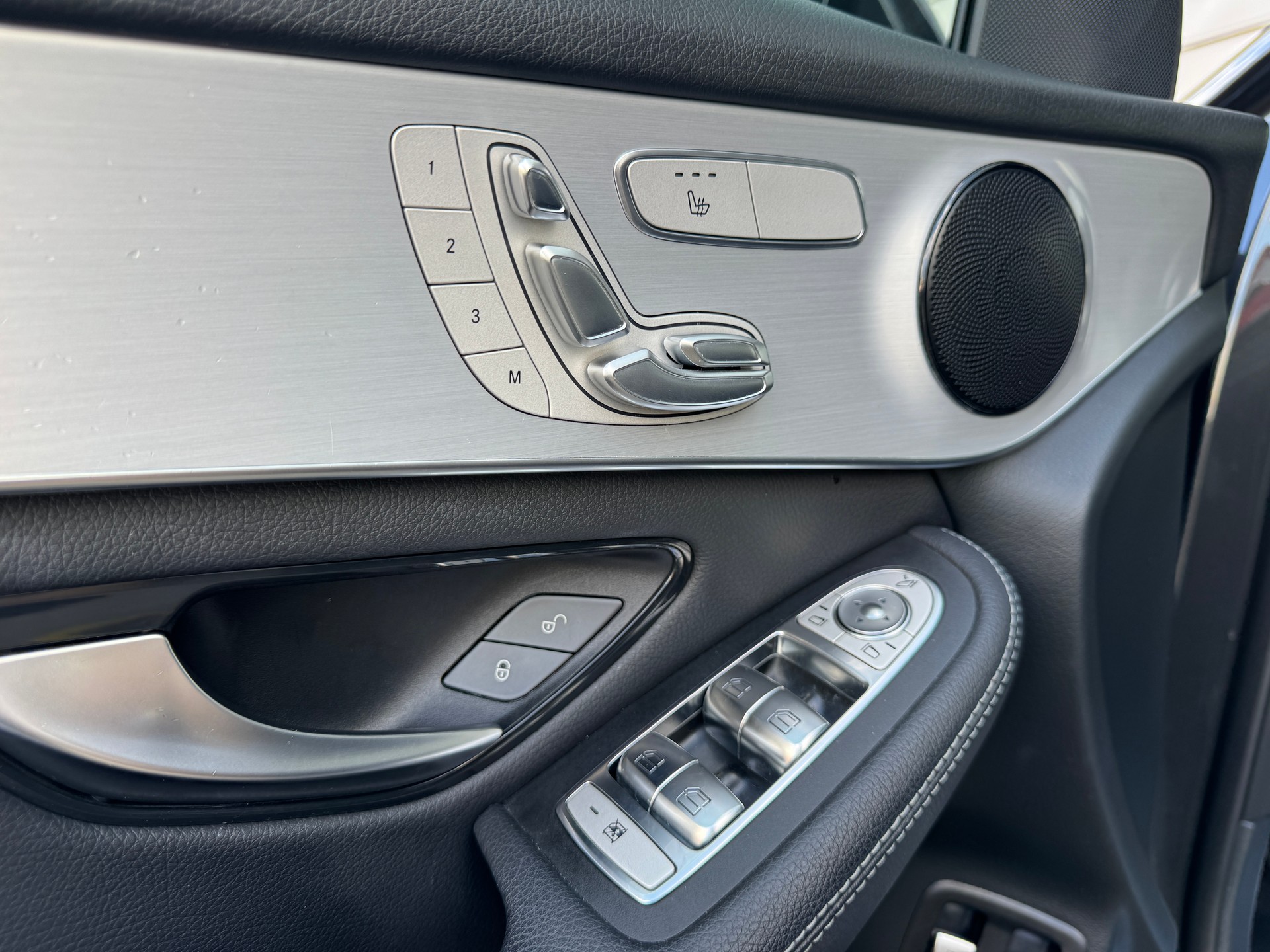 MERCEDES-BENZ GLC 300 e AMG Line 4Matic 9G-Tronic-image-5