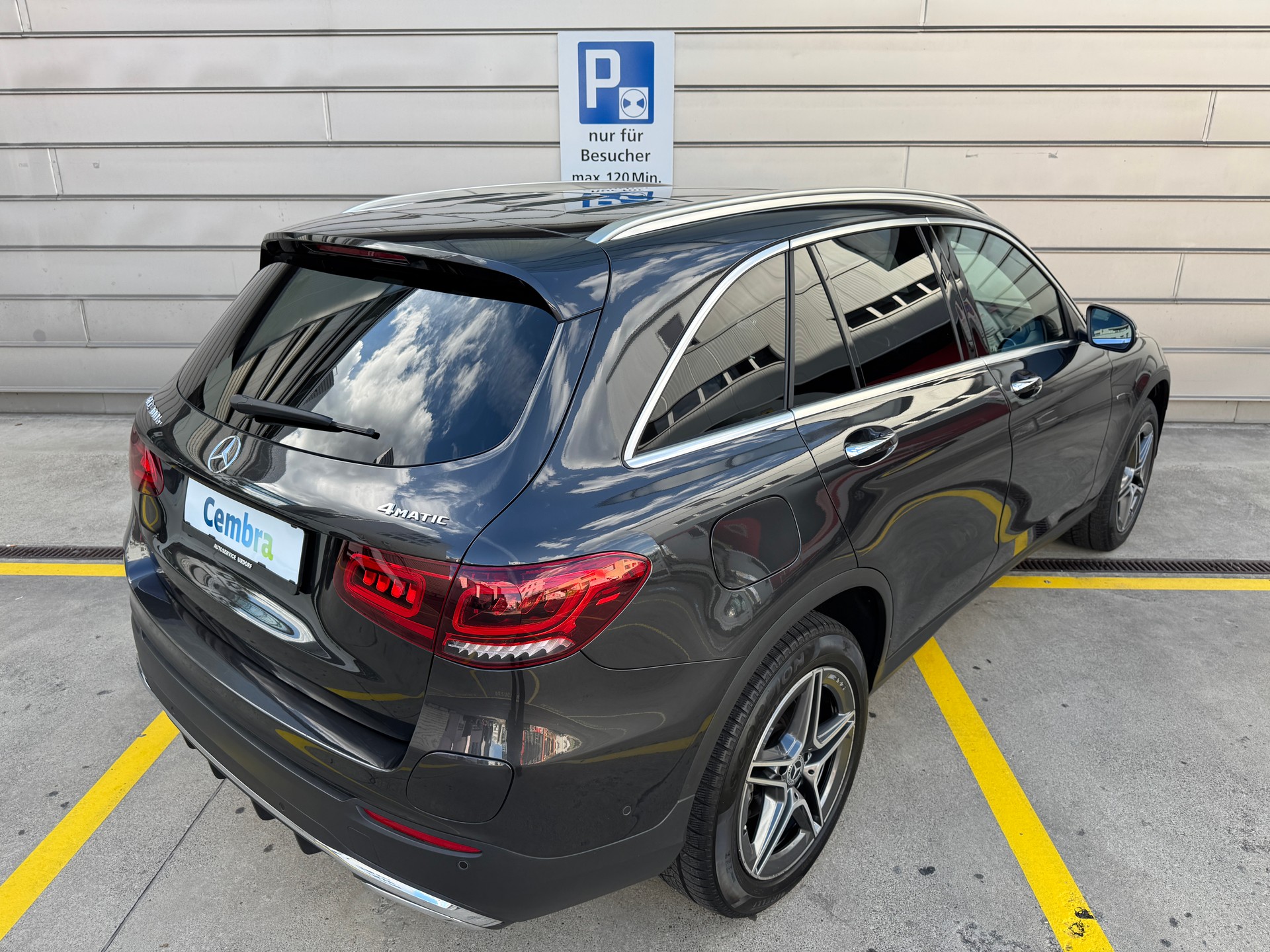 MERCEDES-BENZ GLC 300 e AMG Line 4Matic 9G-Tronic-image-15