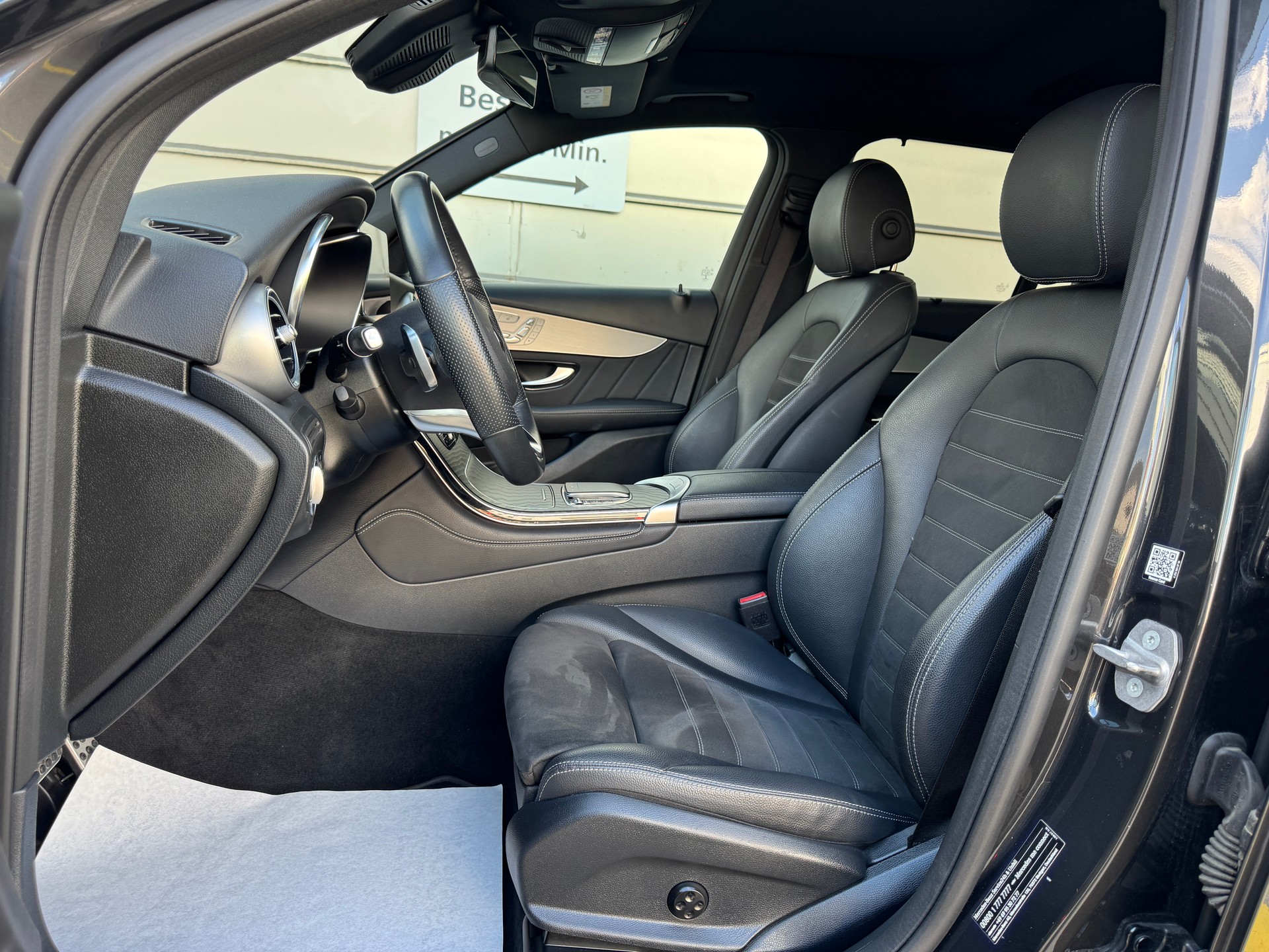 MERCEDES-BENZ GLC 300 e AMG Line 4Matic 9G-Tronic-image-4