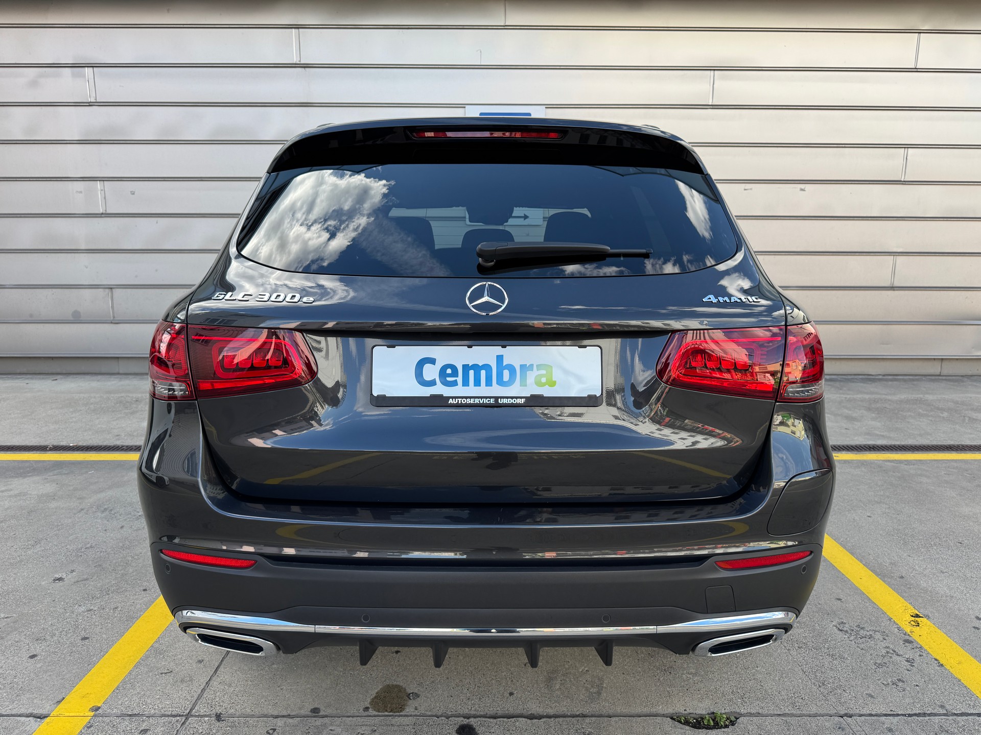 MERCEDES-BENZ GLC 300 e AMG Line 4Matic 9G-Tronic-image-3