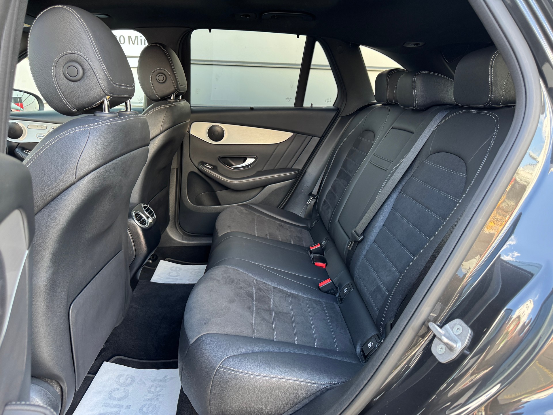MERCEDES-BENZ GLC 300 e AMG Line 4Matic 9G-Tronic-image-6