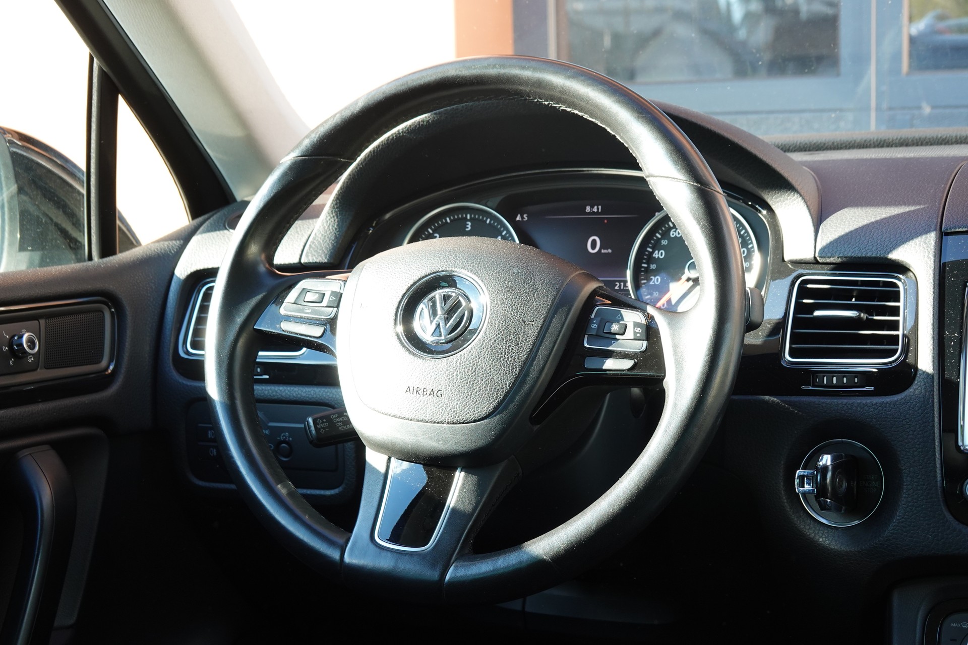 VW Touareg 3.0 TDI Tiptronic "*Véhicule Suisse * Attelage 3500 kg * Pack Confort* Interieur Cuir * Caméra 360 *"-image-11