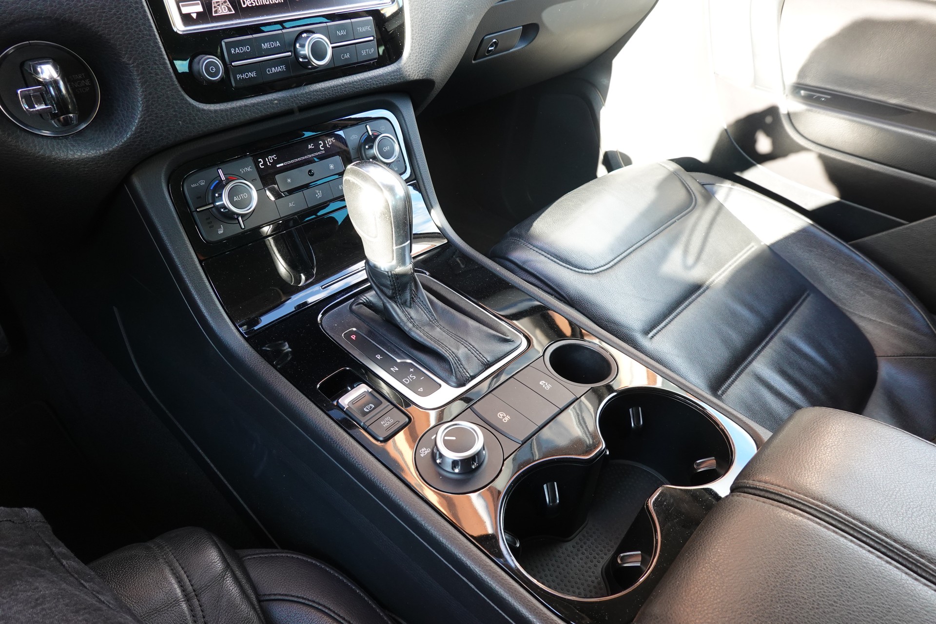 VW Touareg 3.0 TDI Tiptronic "*Véhicule Suisse * Attelage 3500 kg * Pack Confort* Interieur Cuir * Caméra 360 *"-image-18