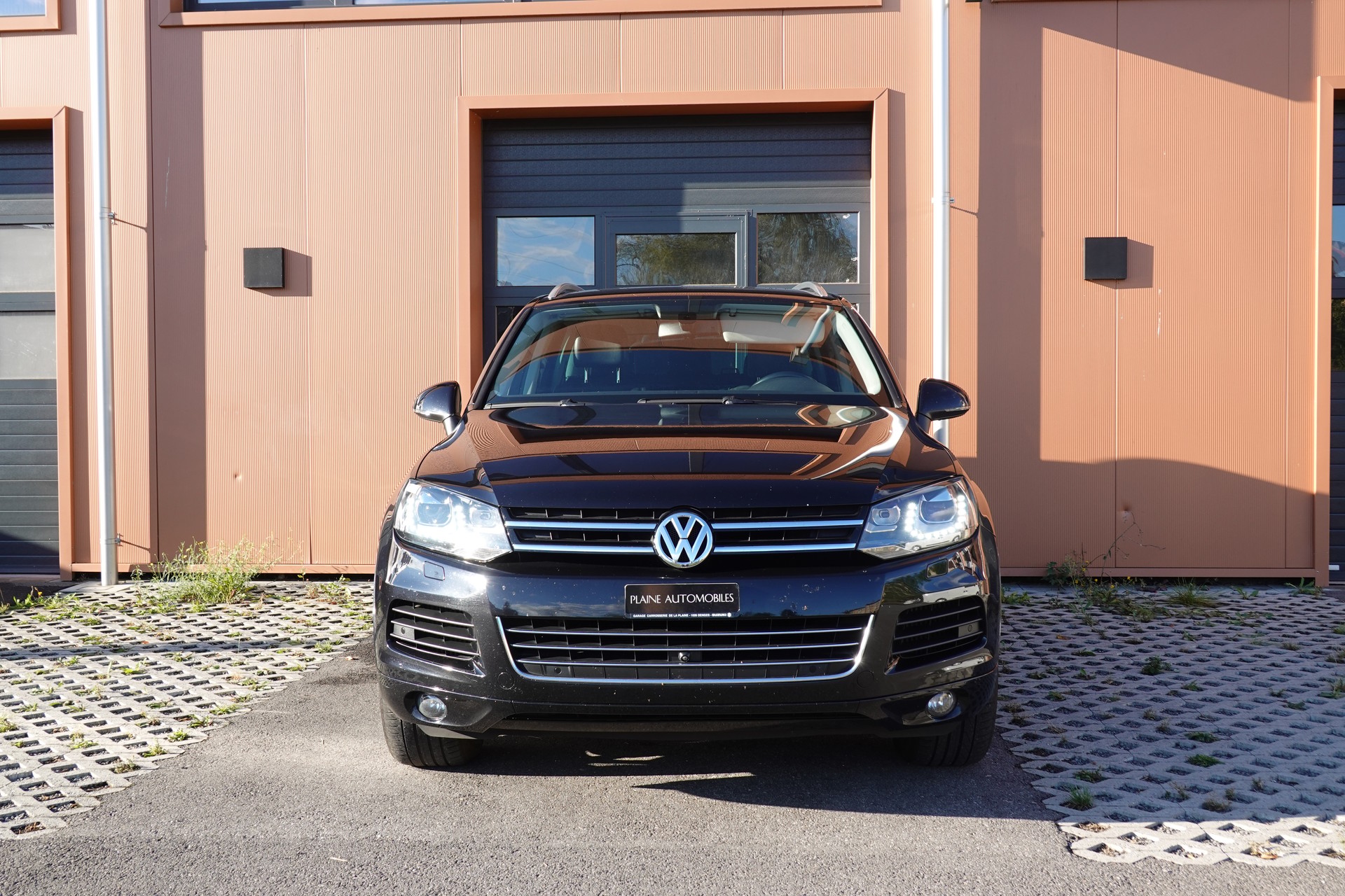 VW Touareg 3.0 TDI Tiptronic "*Véhicule Suisse * Attelage 3500 kg * Pack Confort* Interieur Cuir * Caméra 360 *"-image-1
