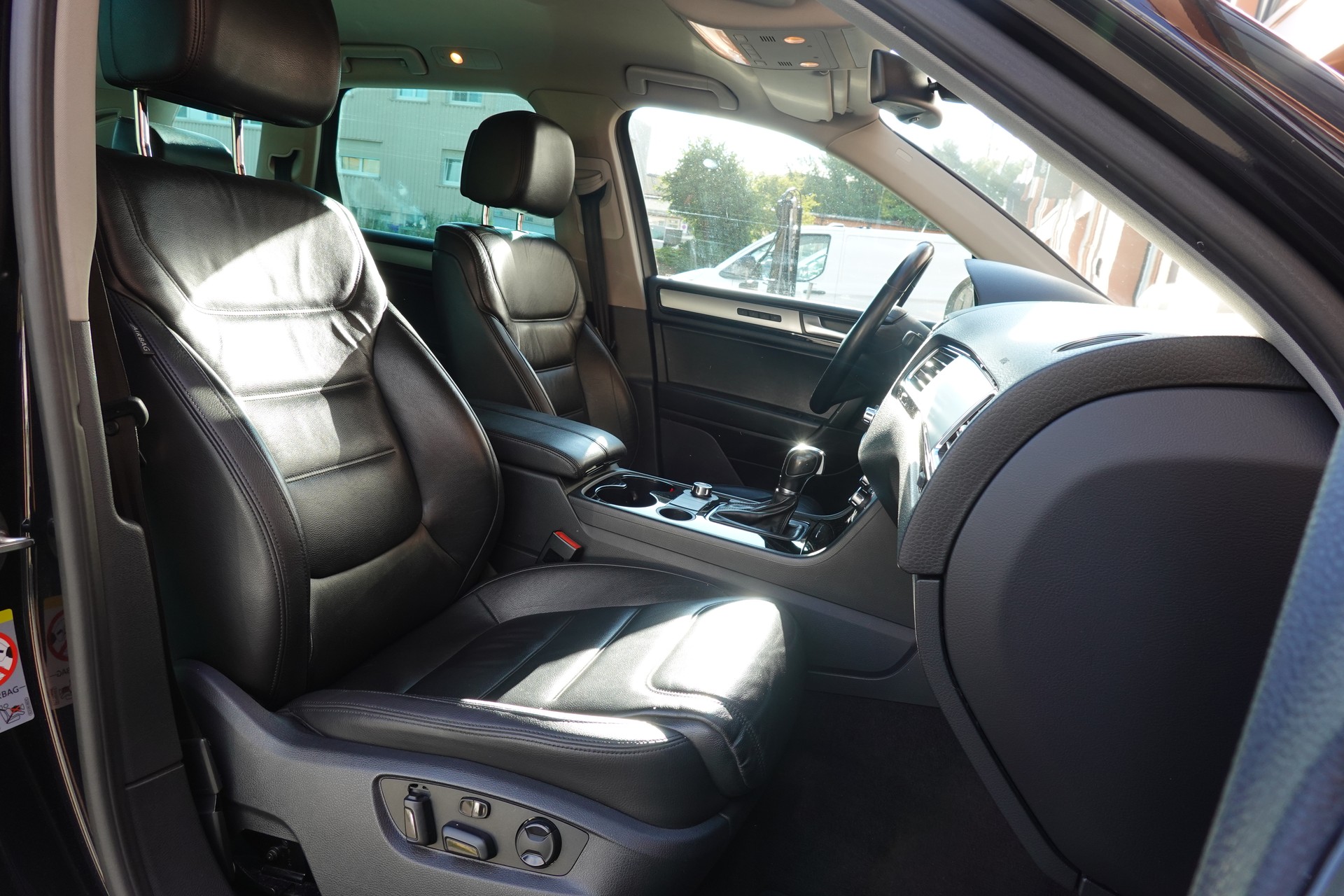 VW Touareg 3.0 TDI Tiptronic "*Véhicule Suisse * Attelage 3500 kg * Pack Confort* Interieur Cuir * Caméra 360 *"-image-23