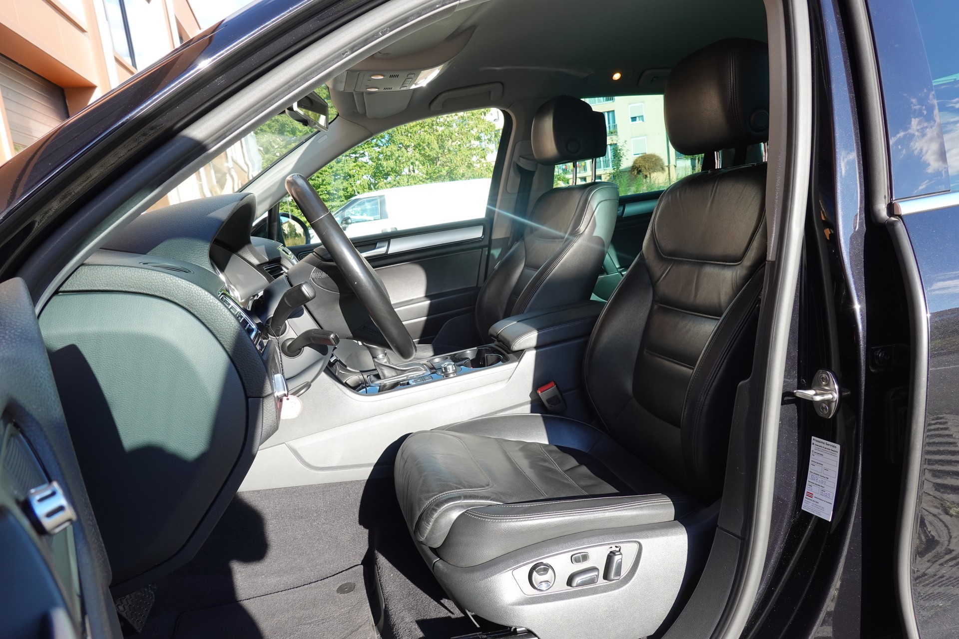 VW Touareg 3.0 TDI Tiptronic "*Véhicule Suisse * Attelage 3500 kg * Pack Confort* Interieur Cuir * Caméra 360 *"-image-22