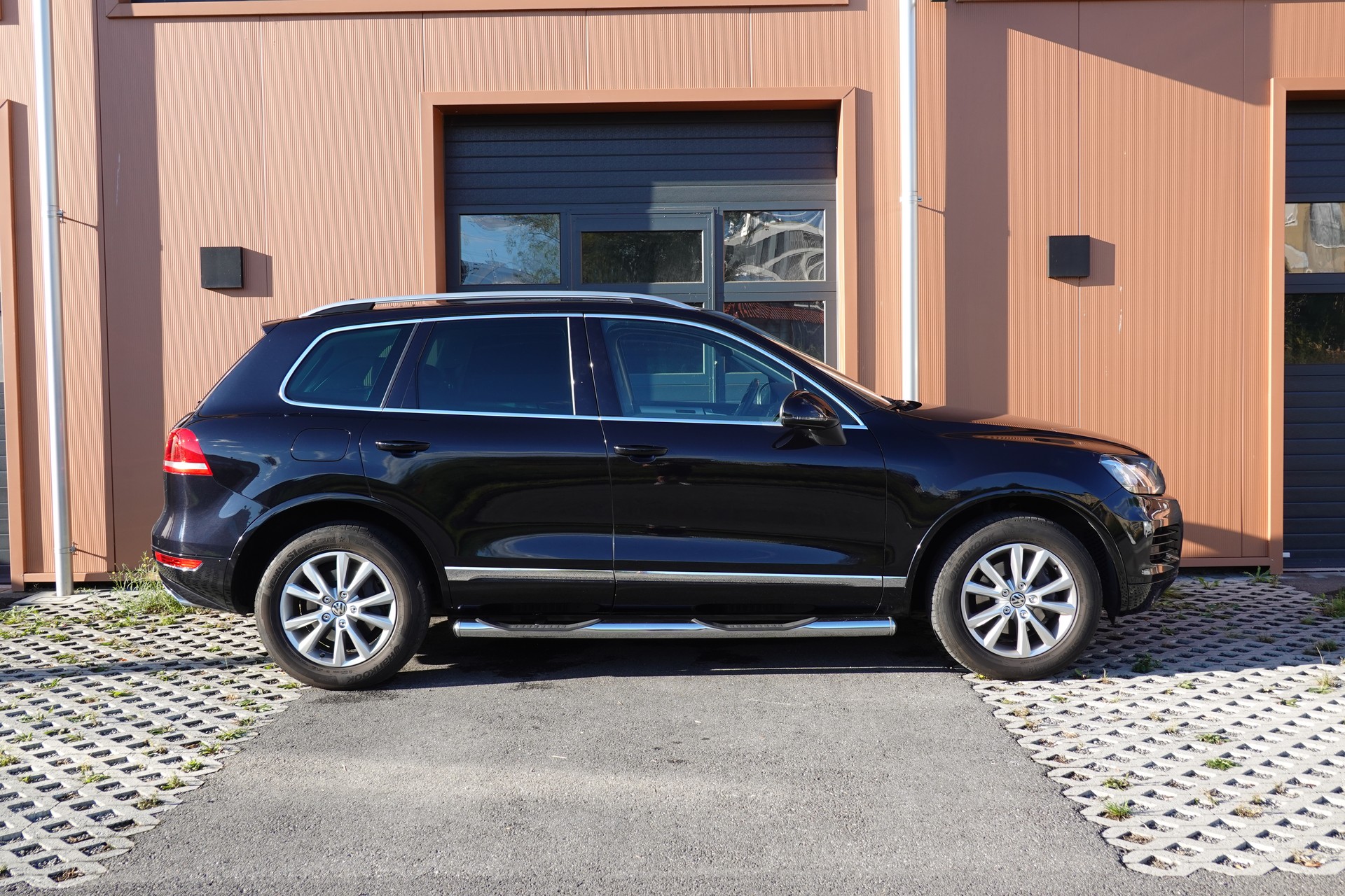 VW Touareg 3.0 TDI Tiptronic "*Véhicule Suisse * Attelage 3500 kg * Pack Confort* Interieur Cuir * Caméra 360 *"-image-3