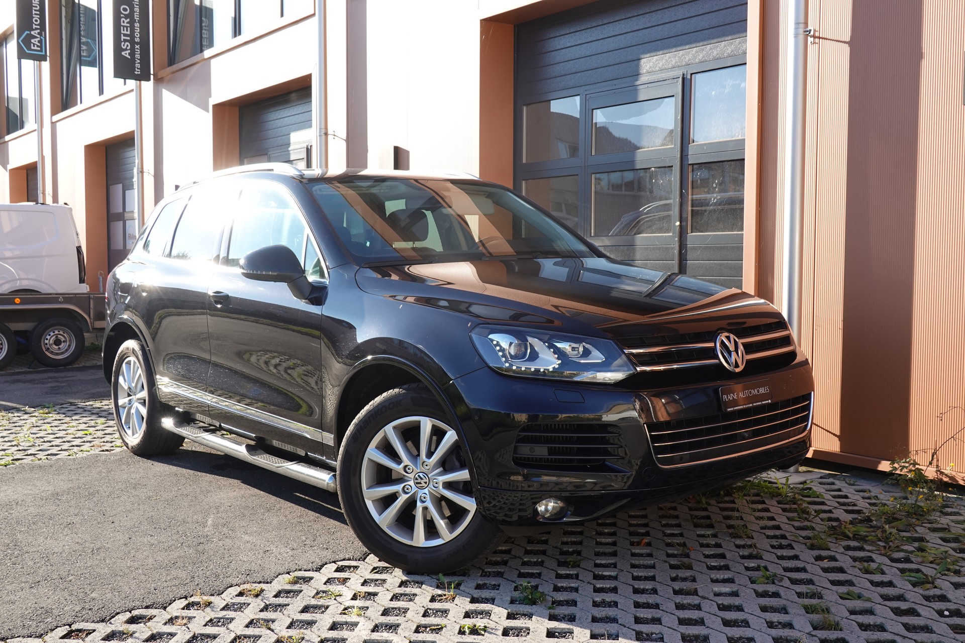 VW Touareg 3.0 TDI Tiptronic "*Véhicule Suisse * Attelage 3500 kg * Pack Confort* Interieur Cuir * Caméra 360 *"-image-5