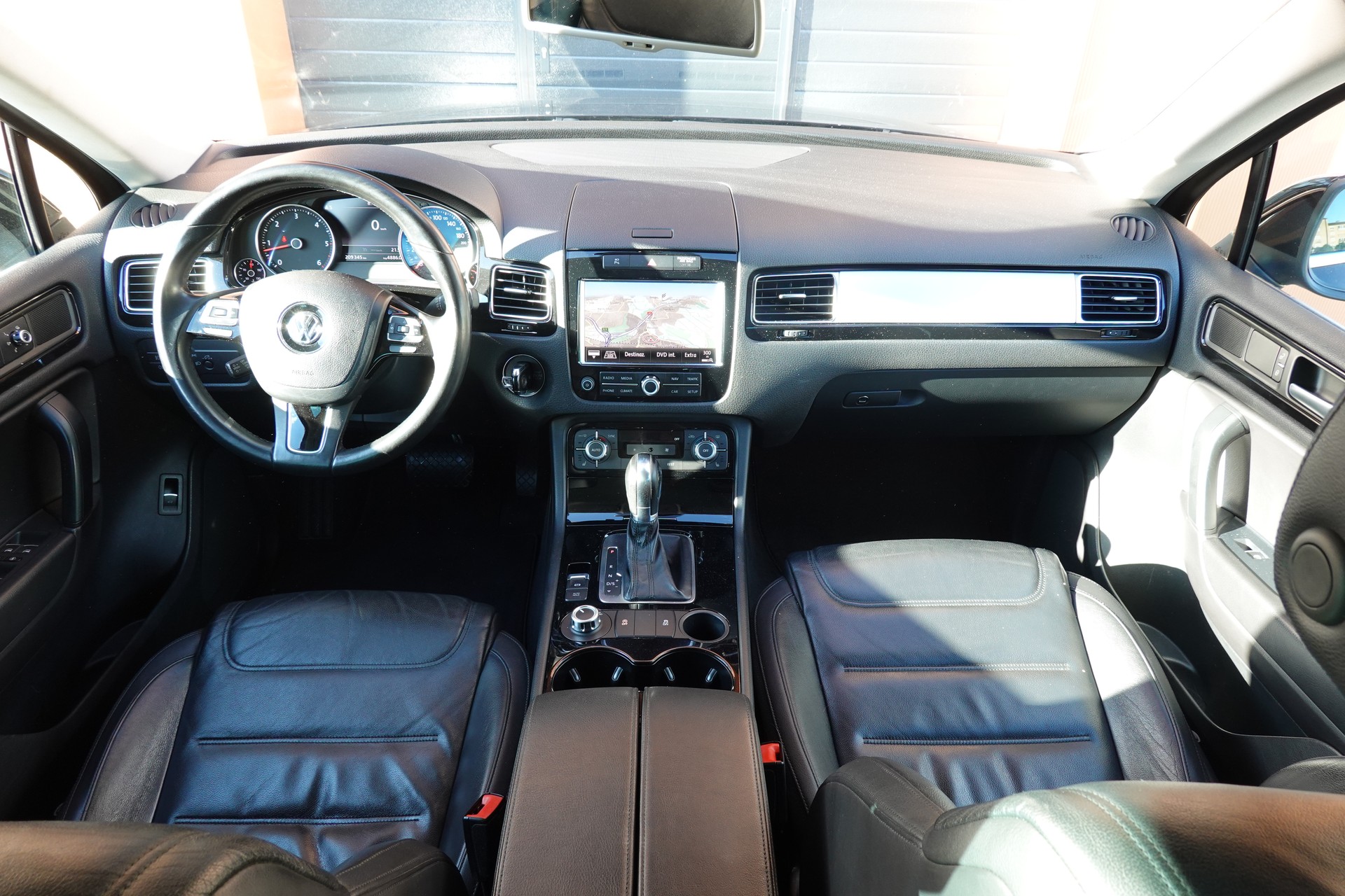 VW Touareg 3.0 TDI Tiptronic "*Véhicule Suisse * Attelage 3500 kg * Pack Confort* Interieur Cuir * Caméra 360 *"-image-10