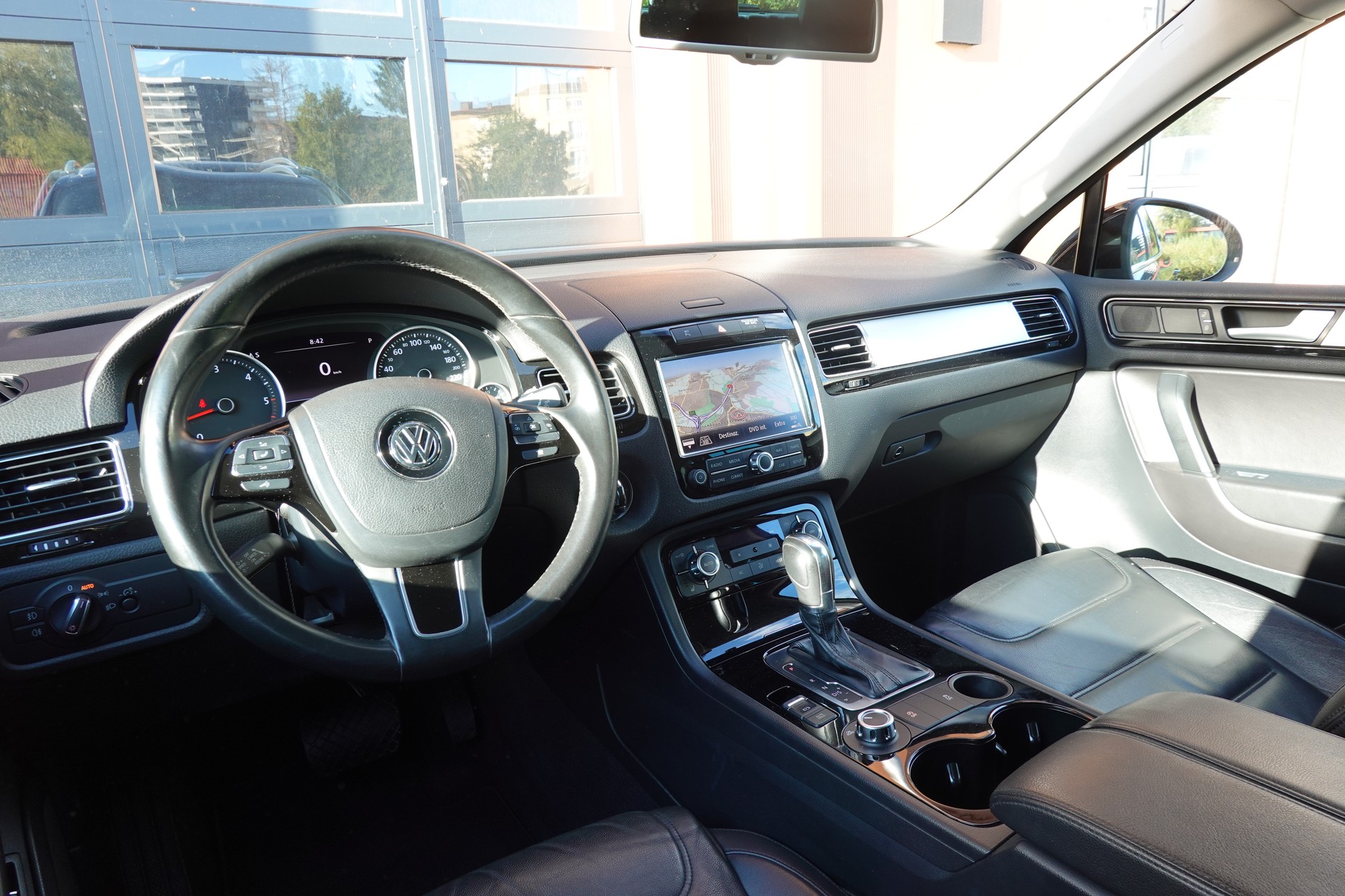 VW Touareg 3.0 TDI Tiptronic "*Véhicule Suisse * Attelage 3500 kg * Pack Confort* Interieur Cuir * Caméra 360 *"-image-12