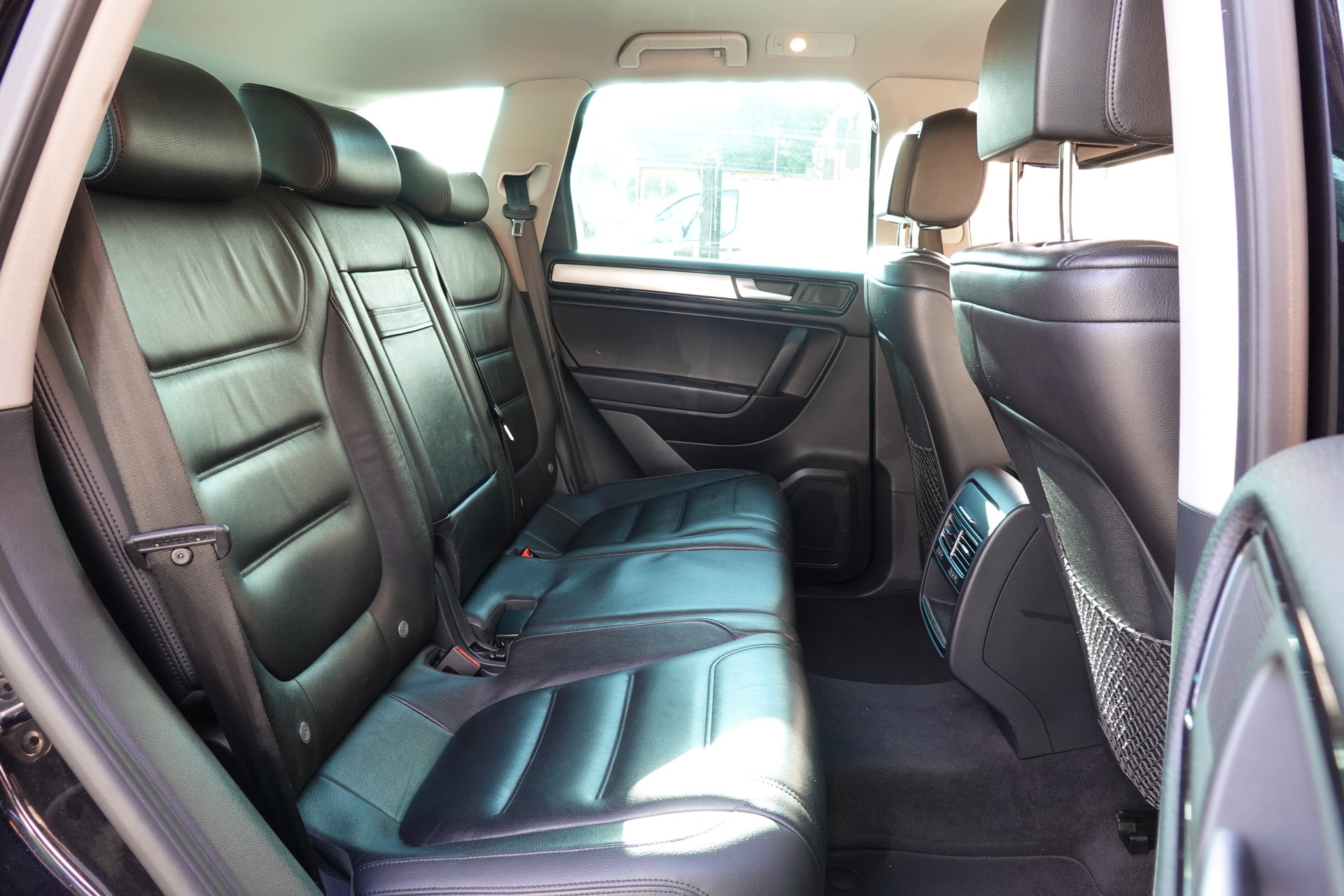 VW Touareg 3.0 TDI Tiptronic "*Véhicule Suisse * Attelage 3500 kg * Pack Confort* Interieur Cuir * Caméra 360 *"-image-24