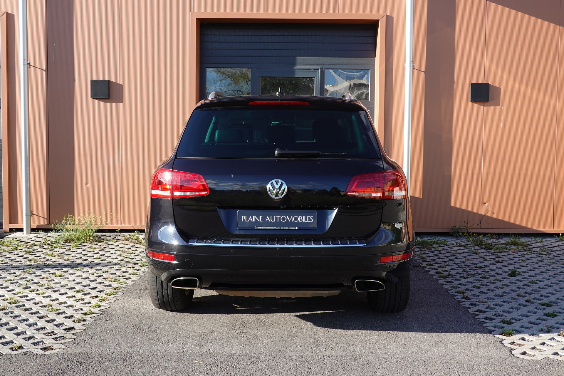 VW Touareg 3.0 TDI Tiptronic "*Véhicule Suisse * Attelage 3500 kg * Pack Confort* Interieur Cuir * Caméra 360 *"-image-8