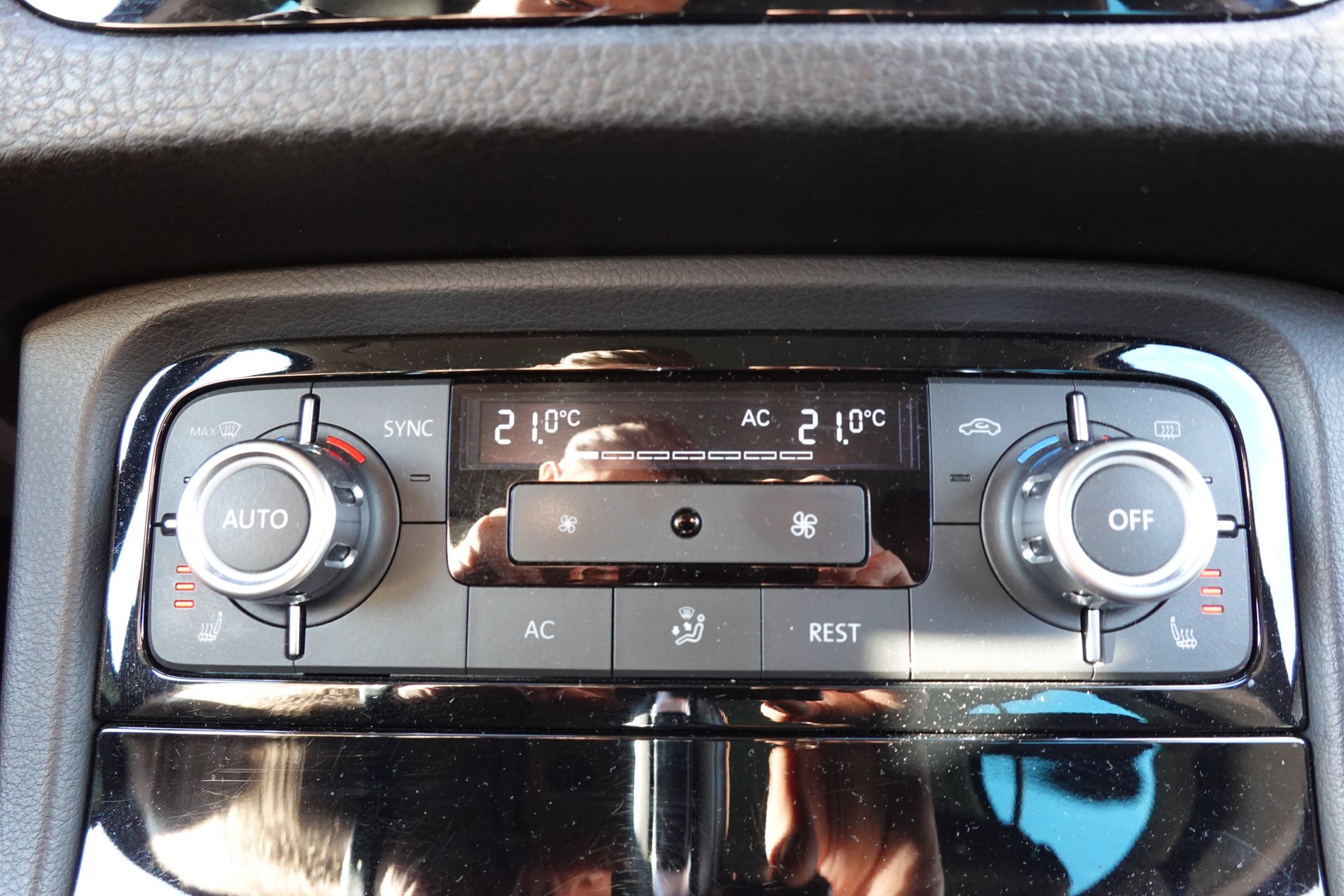 VW Touareg 3.0 TDI Tiptronic "*Véhicule Suisse * Attelage 3500 kg * Pack Confort* Interieur Cuir * Caméra 360 *"-image-17