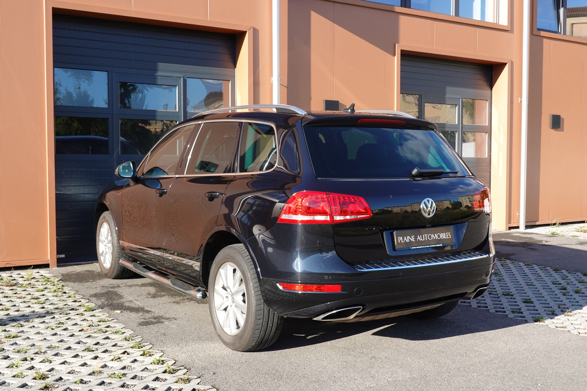 VW Touareg 3.0 TDI Tiptronic "*Véhicule Suisse * Attelage 3500 kg * Pack Confort* Interieur Cuir * Caméra 360 *"-image-9