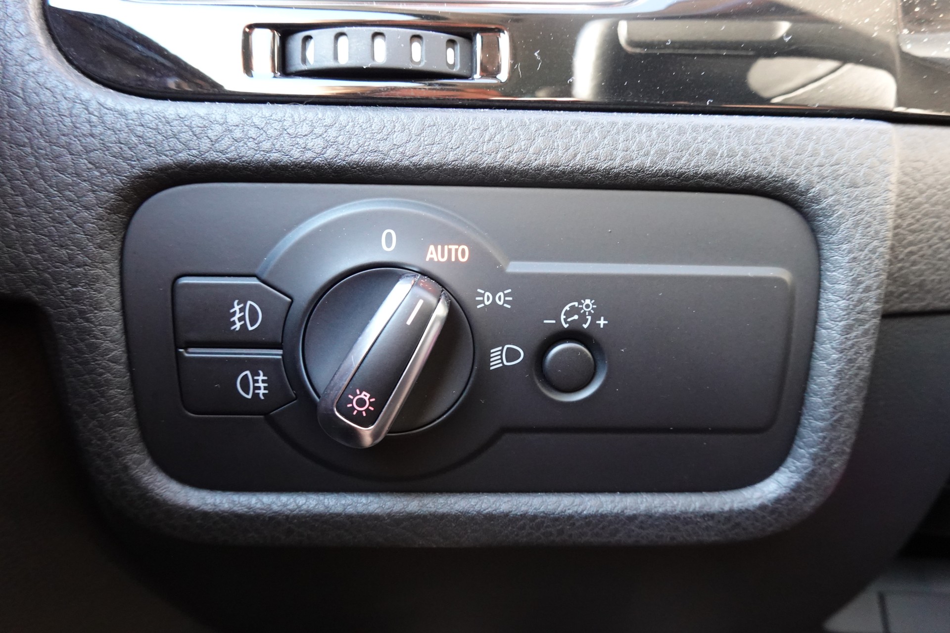 VW Touareg 3.0 TDI Tiptronic "*Véhicule Suisse * Attelage 3500 kg * Pack Confort* Interieur Cuir * Caméra 360 *"-image-14