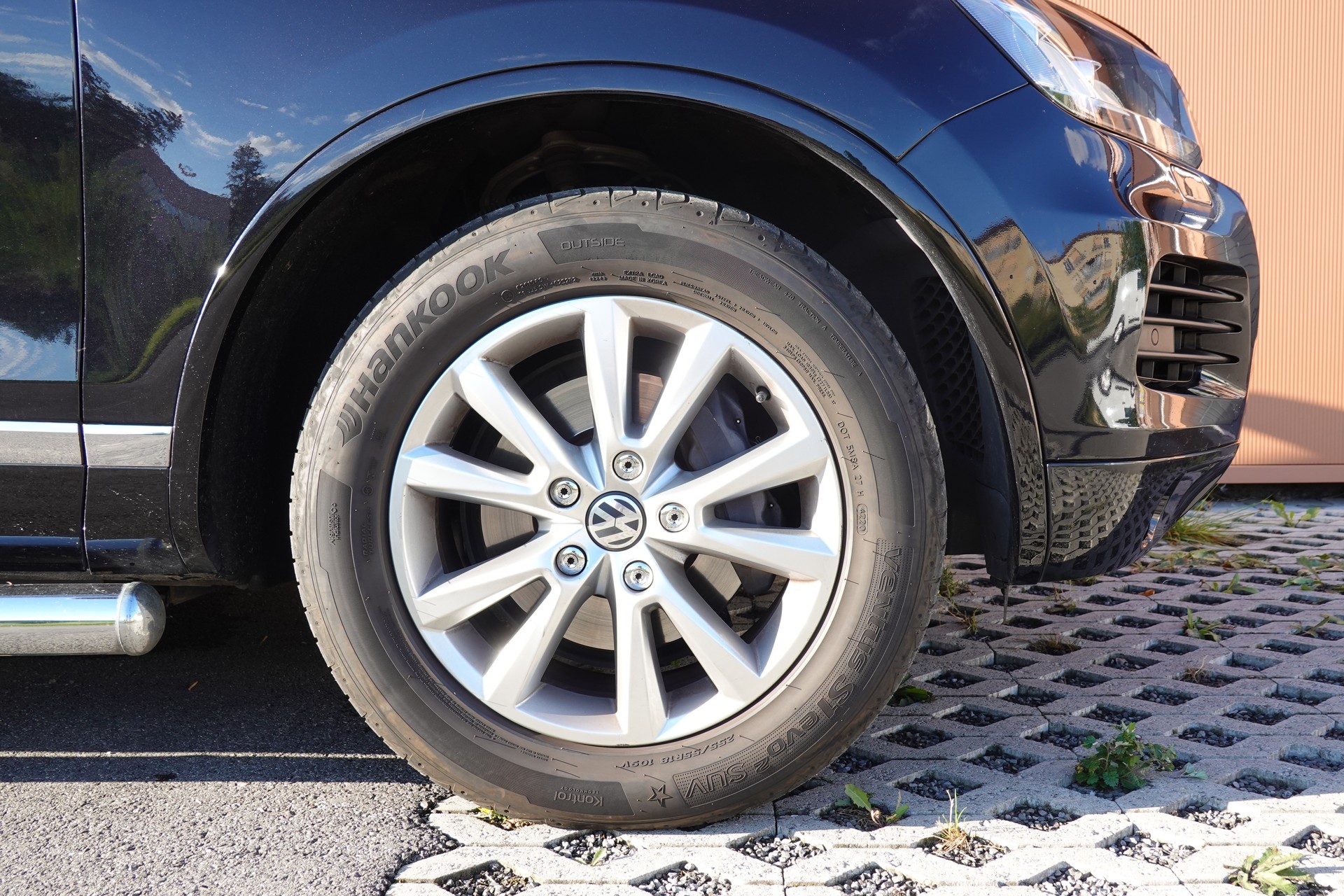 VW Touareg 3.0 TDI Tiptronic "*Véhicule Suisse * Attelage 3500 kg * Pack Confort* Interieur Cuir * Caméra 360 *"-image-4
