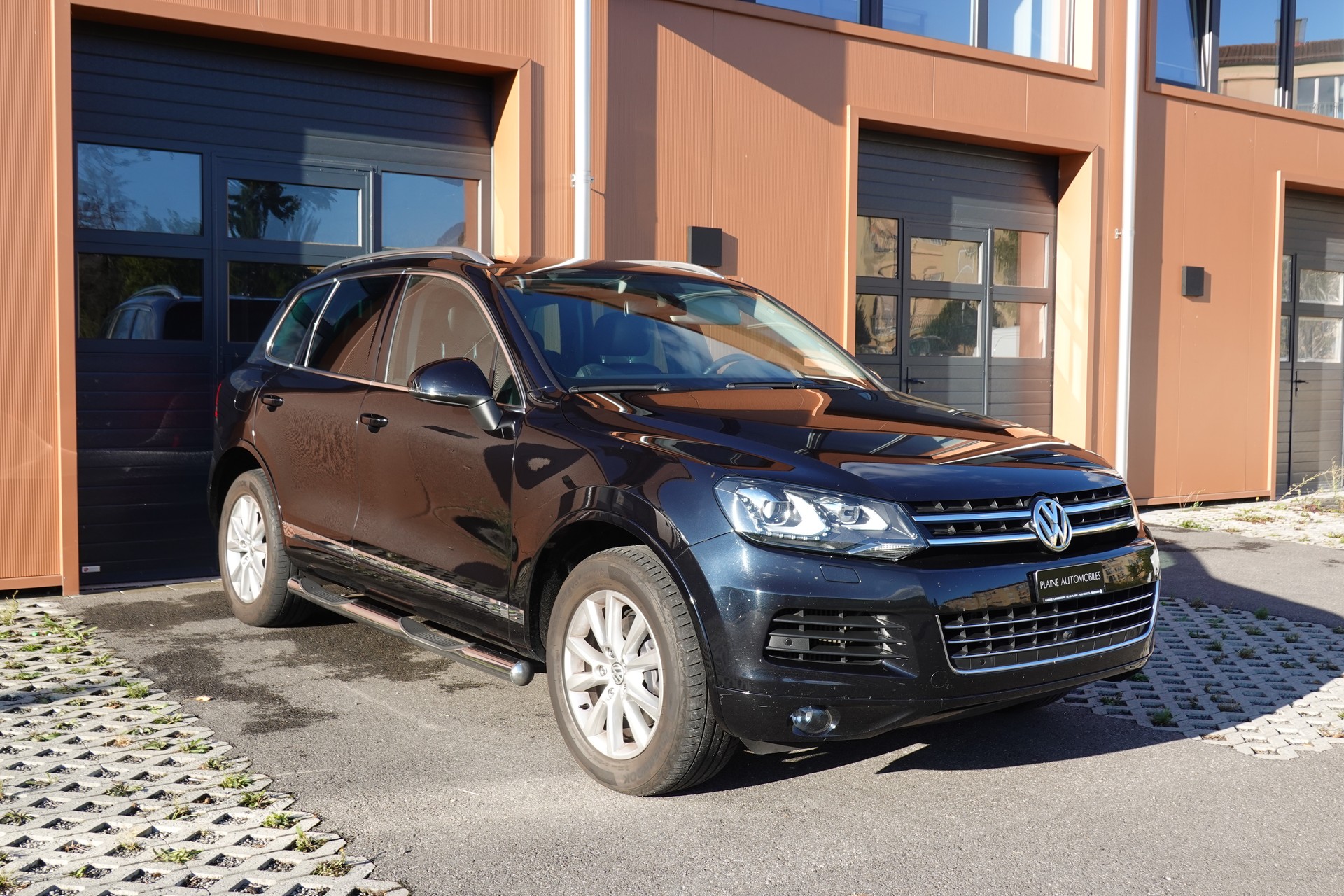 VW Touareg 3.0 TDI Tiptronic "*Véhicule Suisse * Attelage 3500 kg * Pack Confort* Interieur Cuir * Caméra 360 *"-image-2