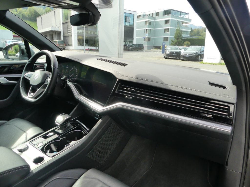 VW Touareg 3.0 TDI R Line Tiptronic-image-8
