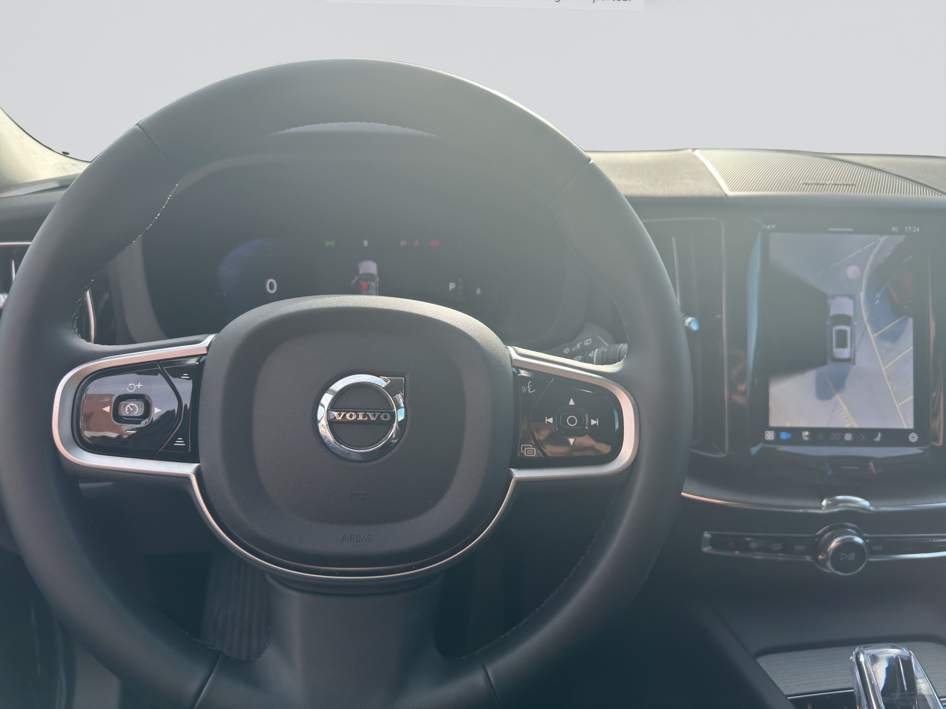 VOLVO XC60 B5 Benzin Mild Hybrid AWD Plus Dark Geartronic-image-3