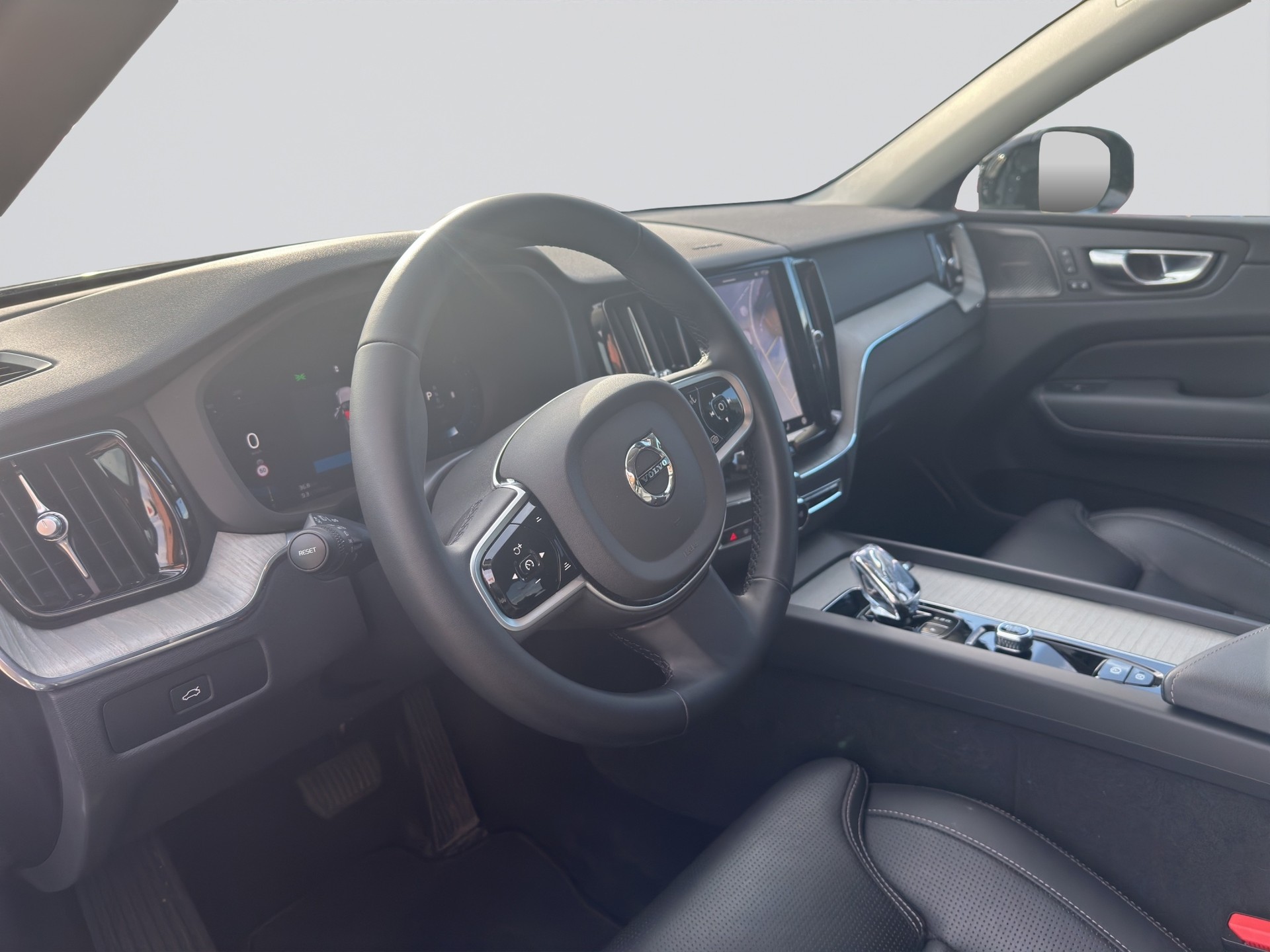 VOLVO XC60 B5 Benzin Mild Hybrid AWD Plus Dark Geartronic-image-8