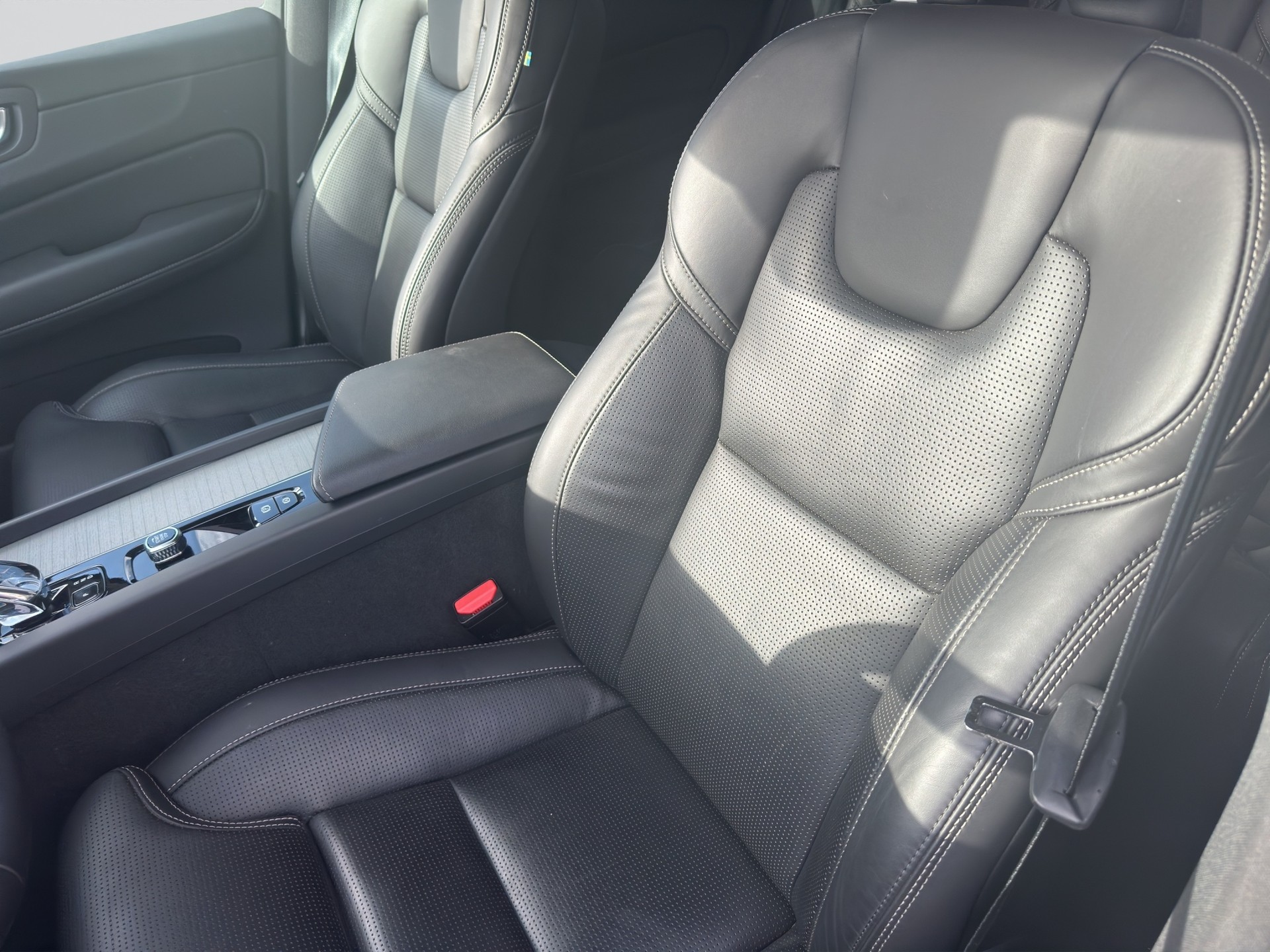VOLVO XC60 B5 Benzin Mild Hybrid AWD Plus Dark Geartronic-image-12