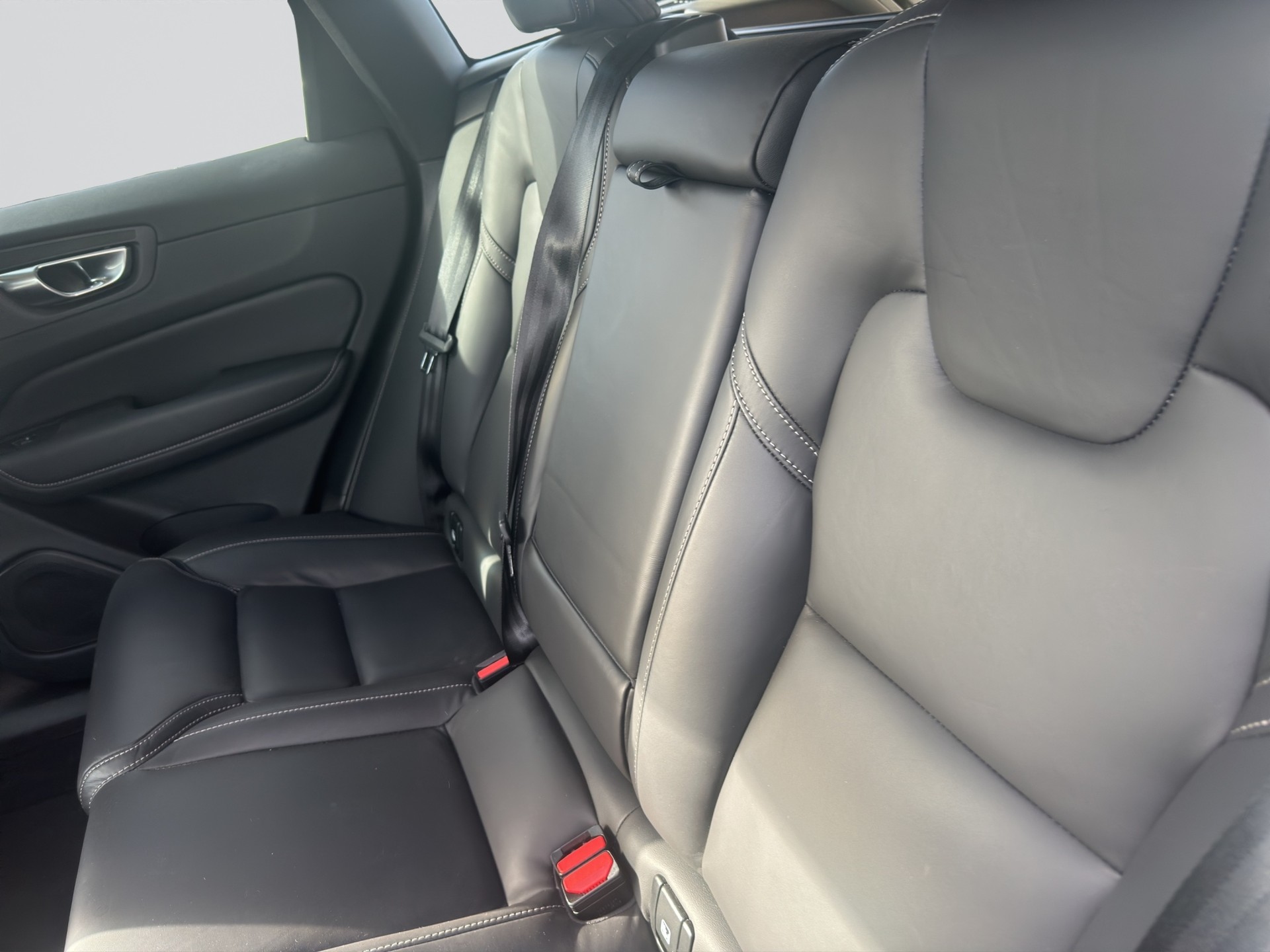 VOLVO XC60 B5 Benzin Mild Hybrid AWD Plus Dark Geartronic-image-7