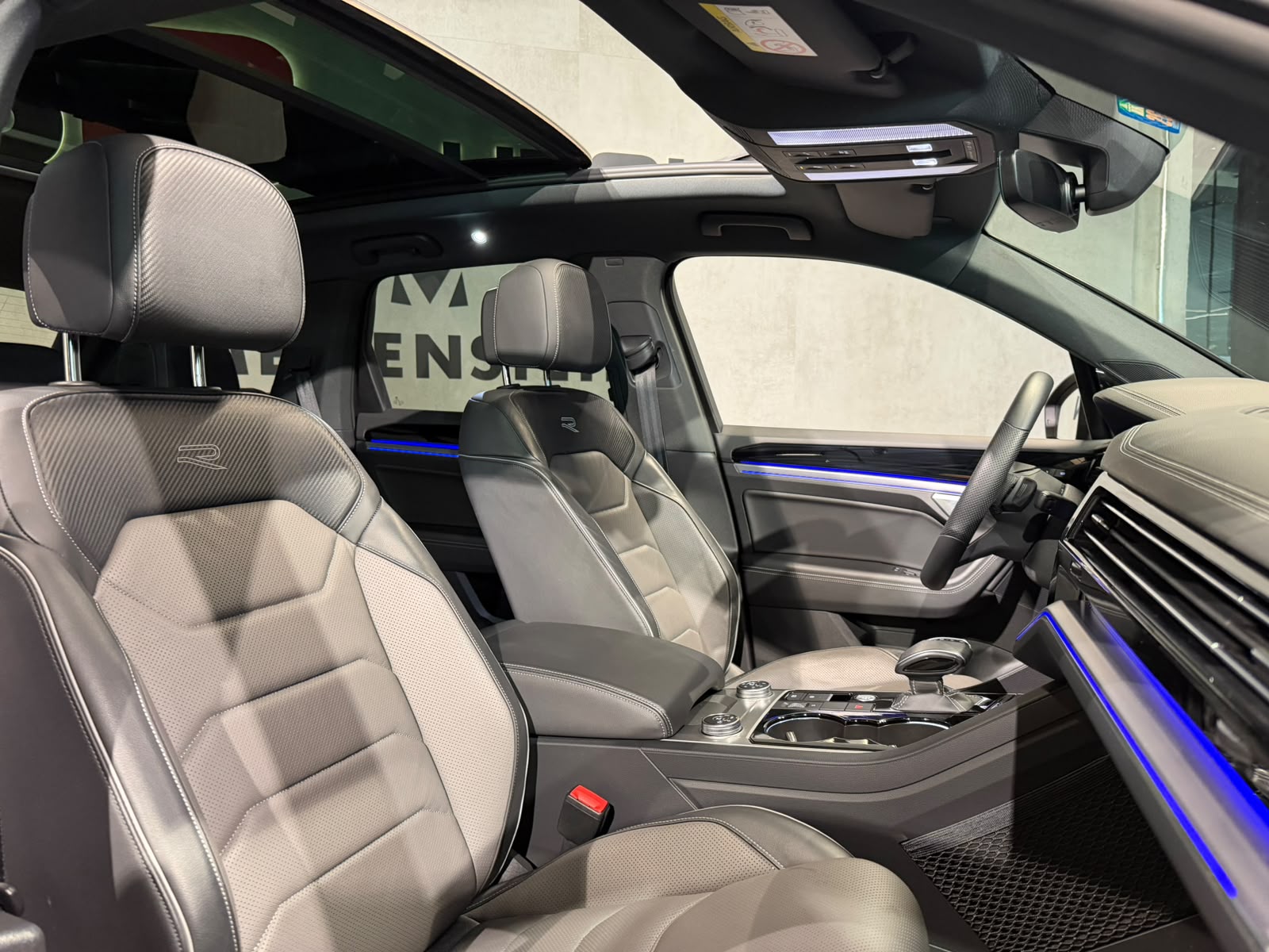 VW Touareg 3.0 TDI R Line Tiptronic-image-19