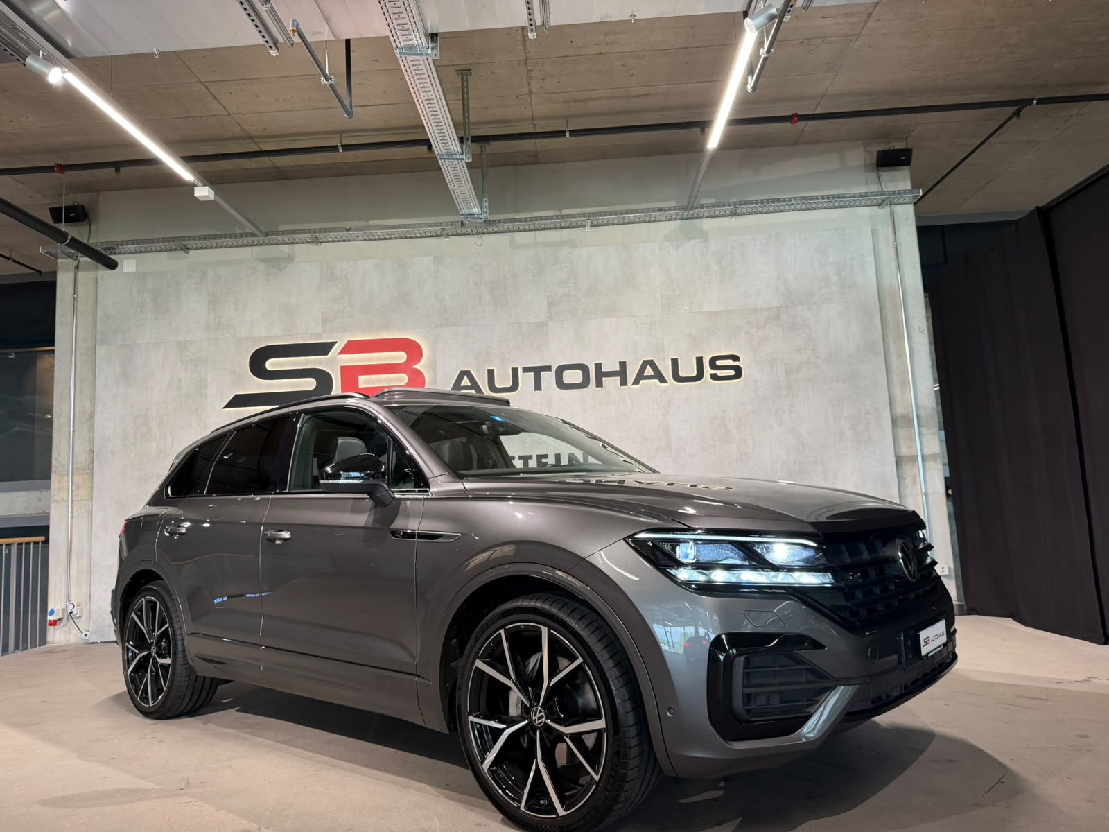 VW Touareg 3.0 TDI R Line Tiptronic-showroom-element-1