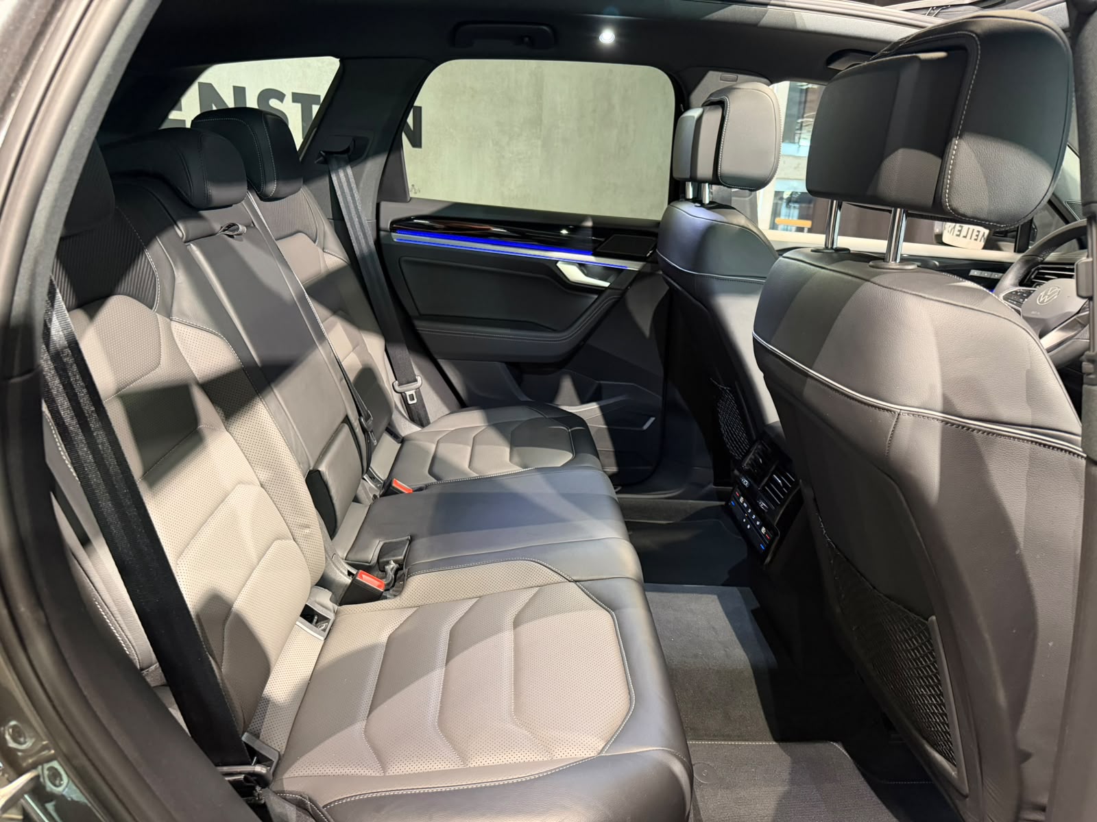 VW Touareg 3.0 TDI R Line Tiptronic-image-17