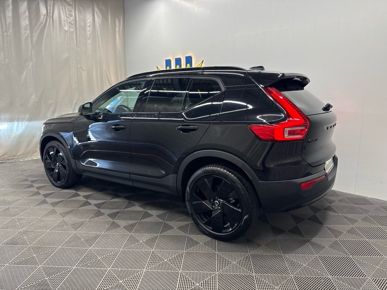 VOLVO XC40 B3 BLACK EDITION PLUS DCT-showroom-element-1
