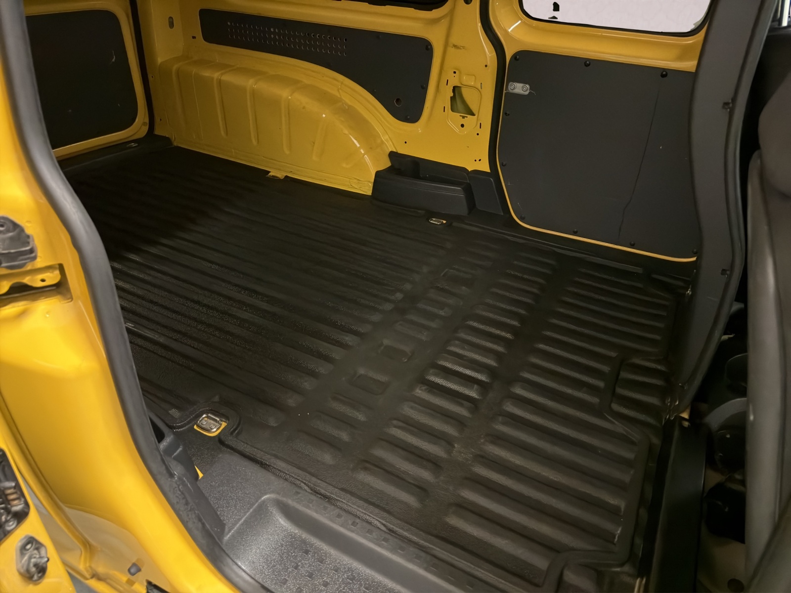 VW Caddy Maxi 2.0TDI BlueMotion Technology DSG-image-12
