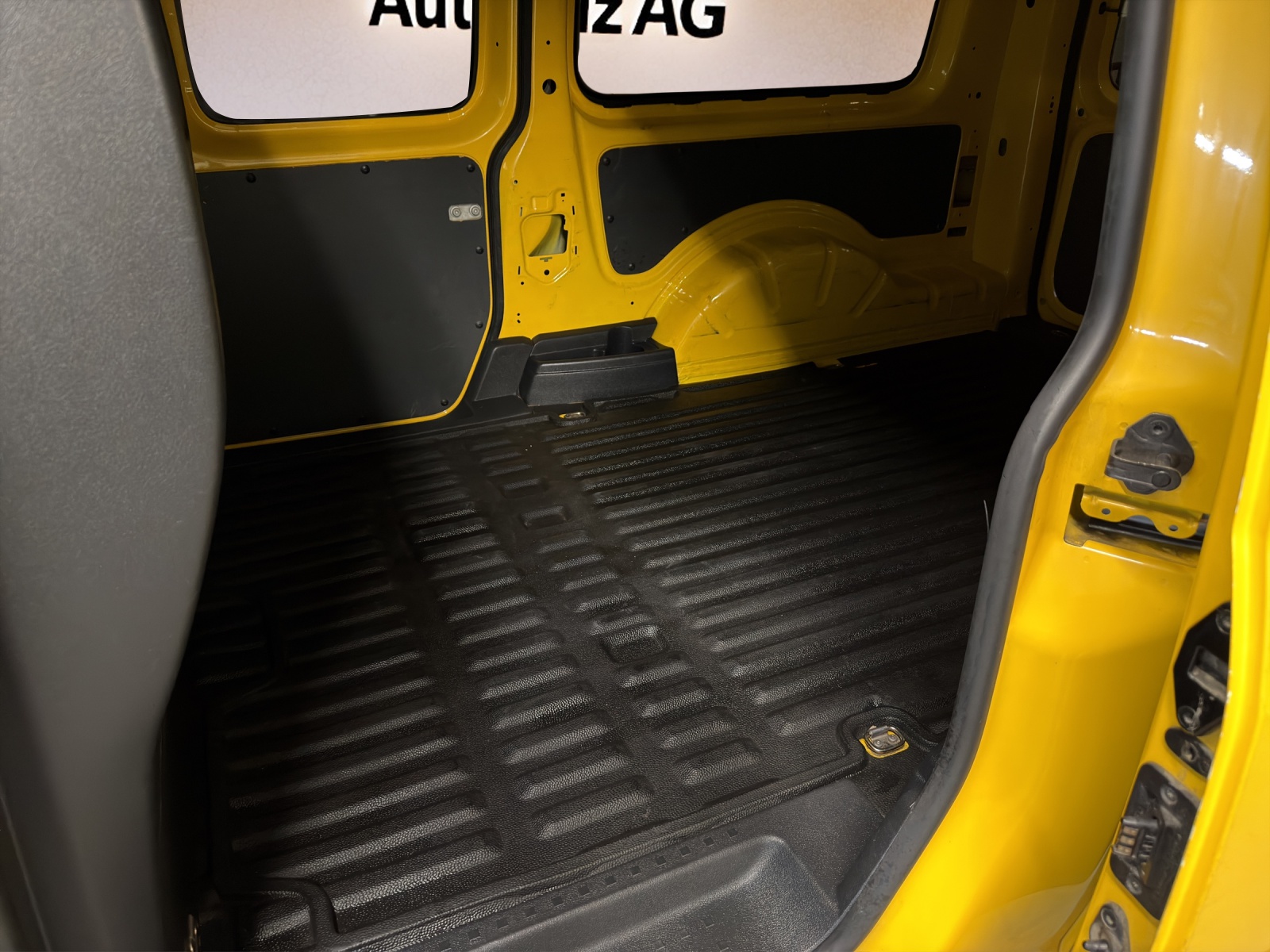 VW Caddy Maxi 2.0TDI BlueMotion Technology DSG-image-11
