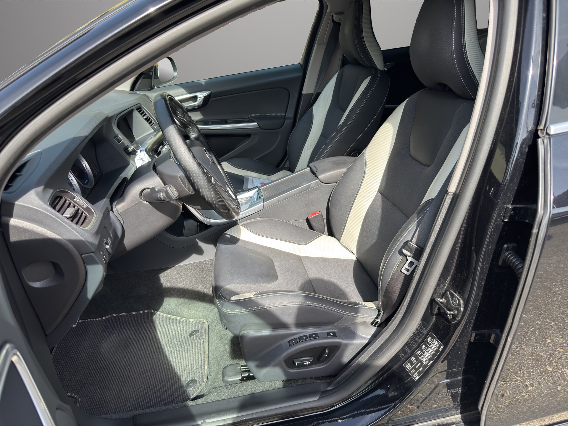 VOLVO V60 T4 R-Design Powershift-image-8