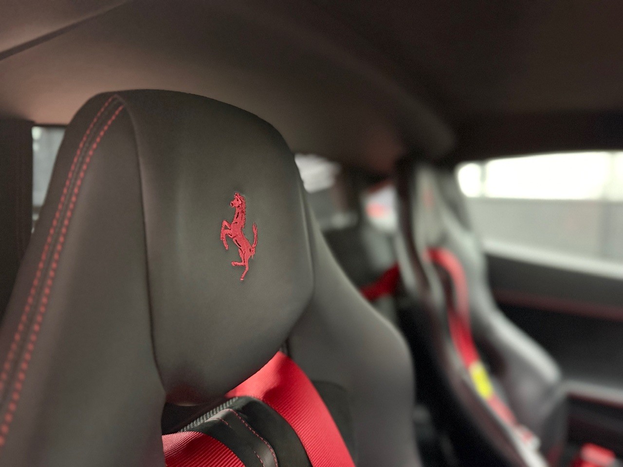 FERRARI 458 Italia 4.5 V8 | Racing Carbon Sitze | Carbon LED Lenkrad | Bicolor | Ferrari Servicegepflegt | Steinschlagschutzfolie-image-23