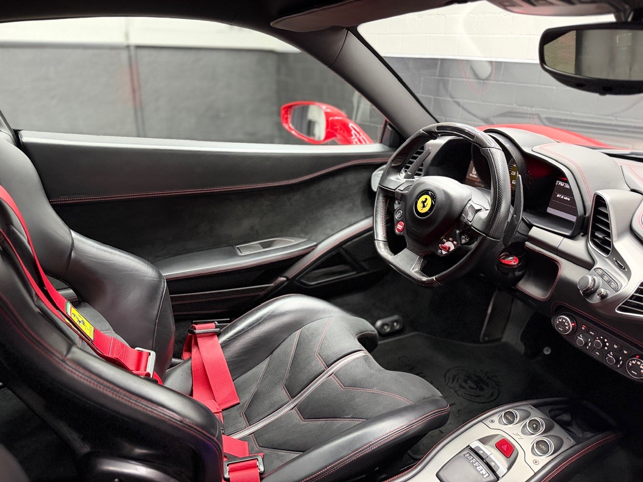 FERRARI 458 Italia 4.5 V8 | Racing Carbon Sitze | Carbon LED Lenkrad | Bicolor | Ferrari Servicegepflegt | Steinschlagschutzfolie-image-22