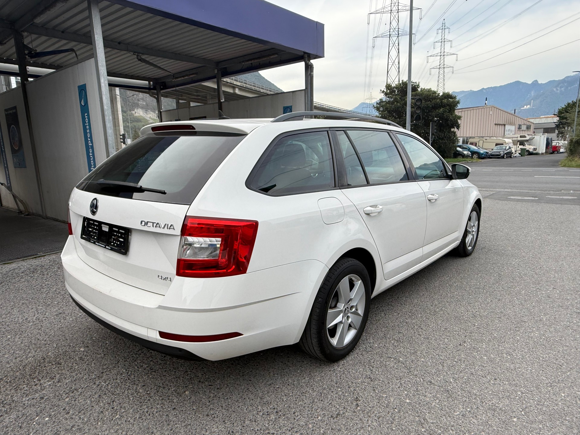 SKODA Octavia Combi 2.0 TDI Swiss Line 25 4x4-image-3