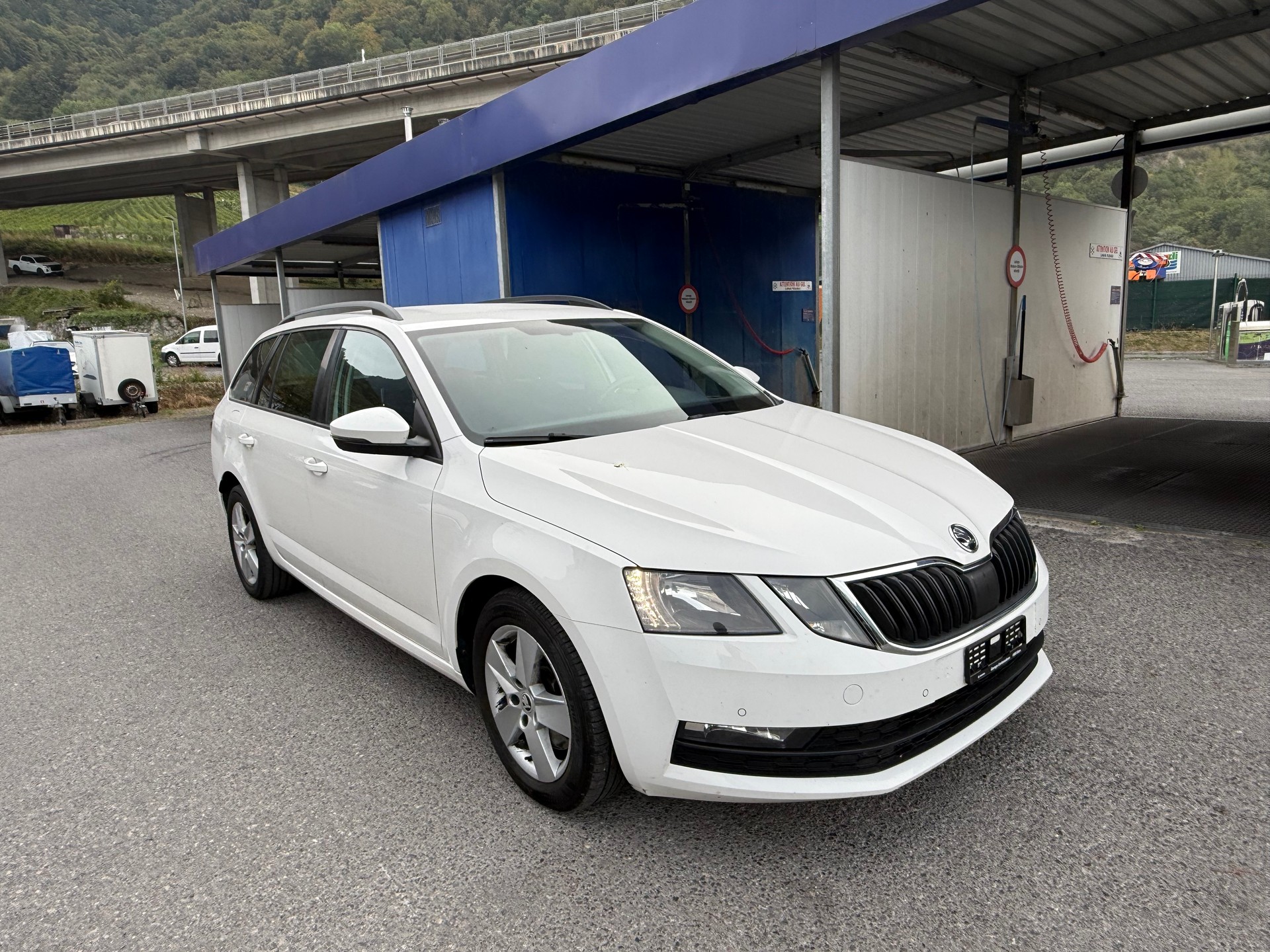 SKODA Octavia Combi 2.0 TDI Swiss Line 25 4x4-image-2