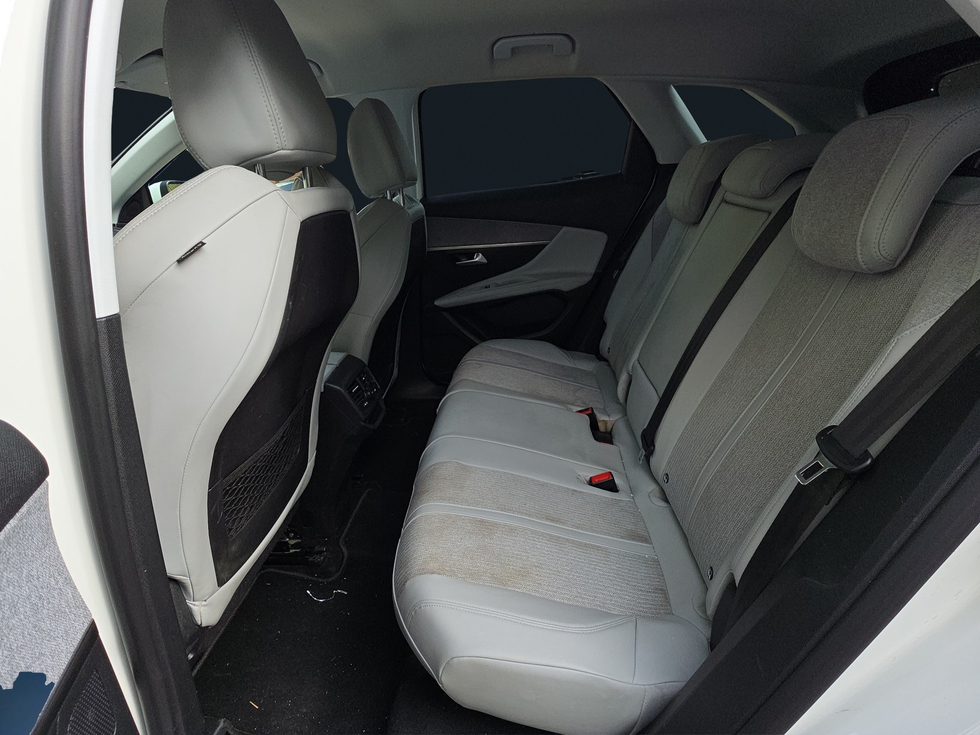 PEUGEOT 3008 1.2 PureTech Allure EAT-image-10