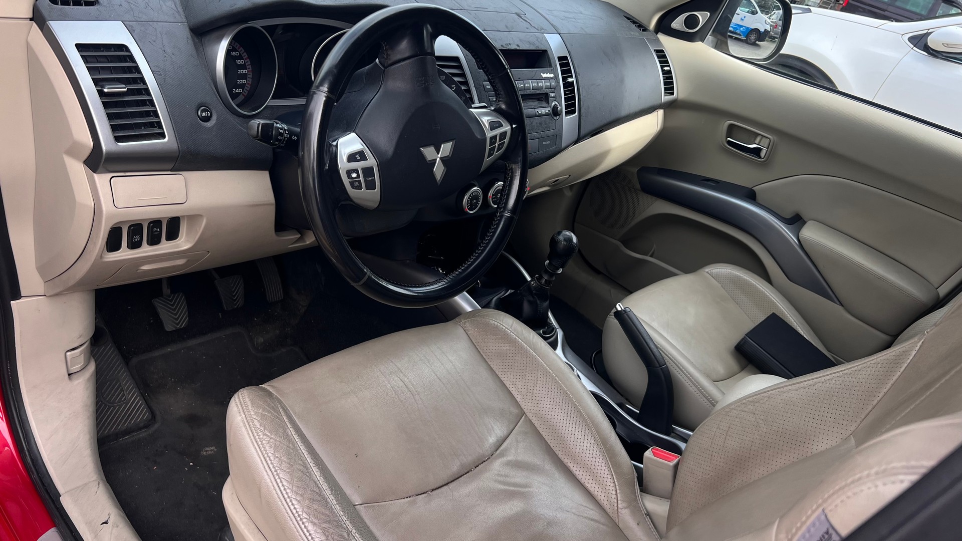 MITSUBISHI Outlander 2.2 DID Intense 4WD-image-4