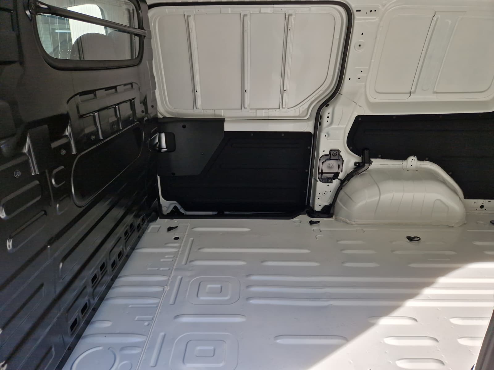 HYUNDAI Staria Cargo 84 kWh Amplia-image-11