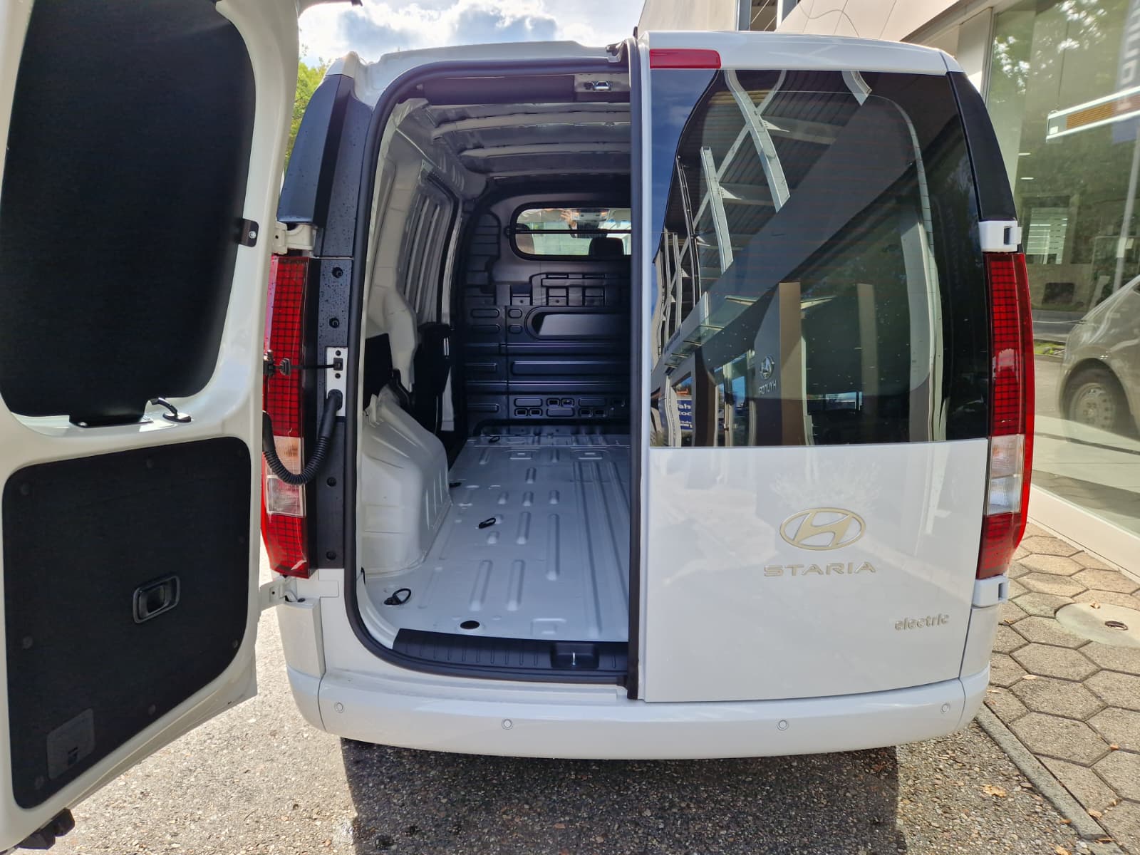 HYUNDAI Staria Cargo 84 kWh Amplia-image-12