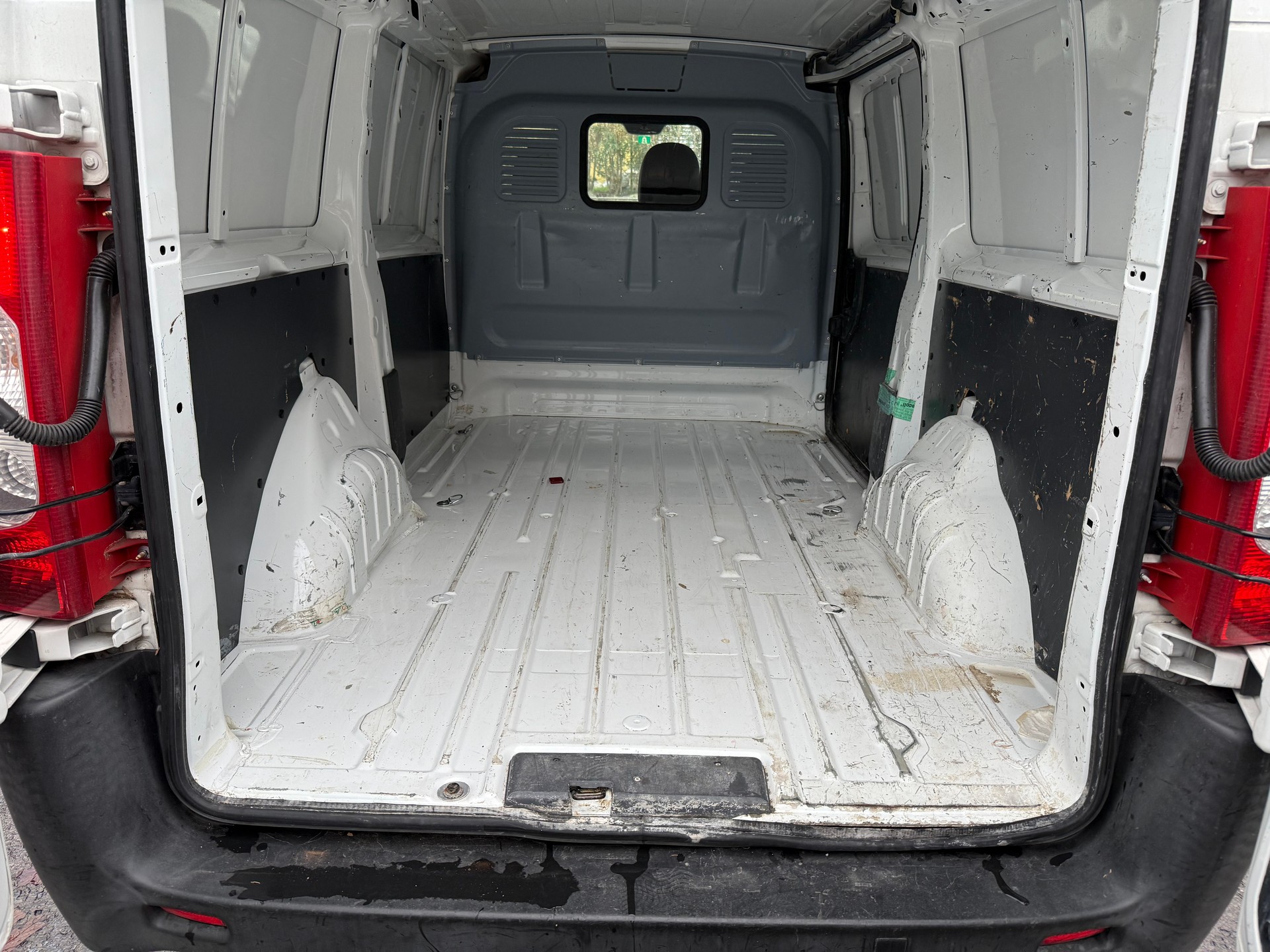 PEUGEOT Expert 2.0 HDi 229 L2H1-image-12