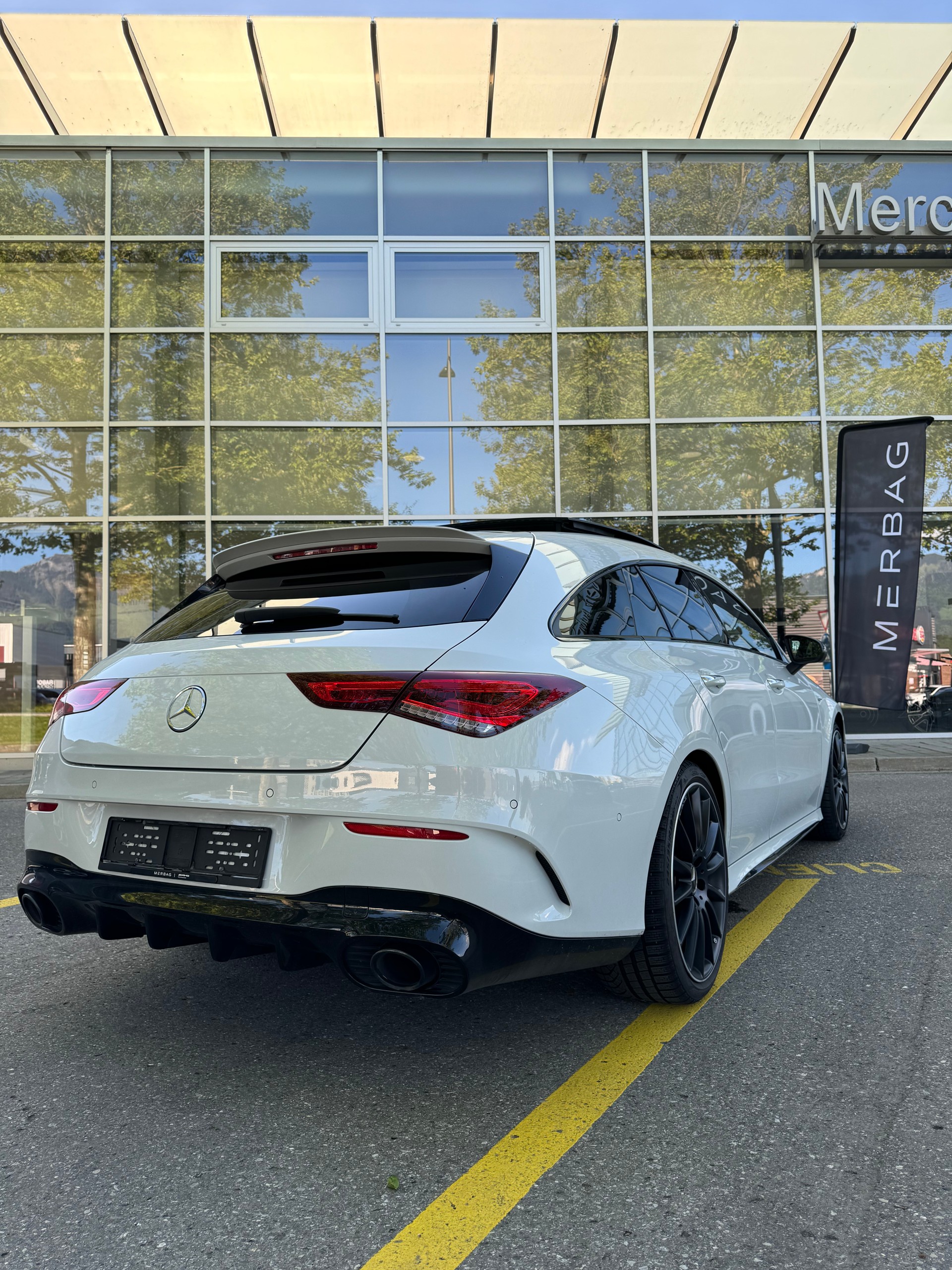 MERCEDES-BENZ CLA 35 AMG Shooting Brake 4Matic 7G-DCT-image-2