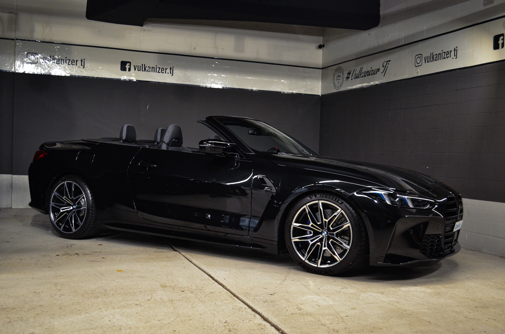 BMW M4 Cabrio Competition M xDrive-showroom-element-2