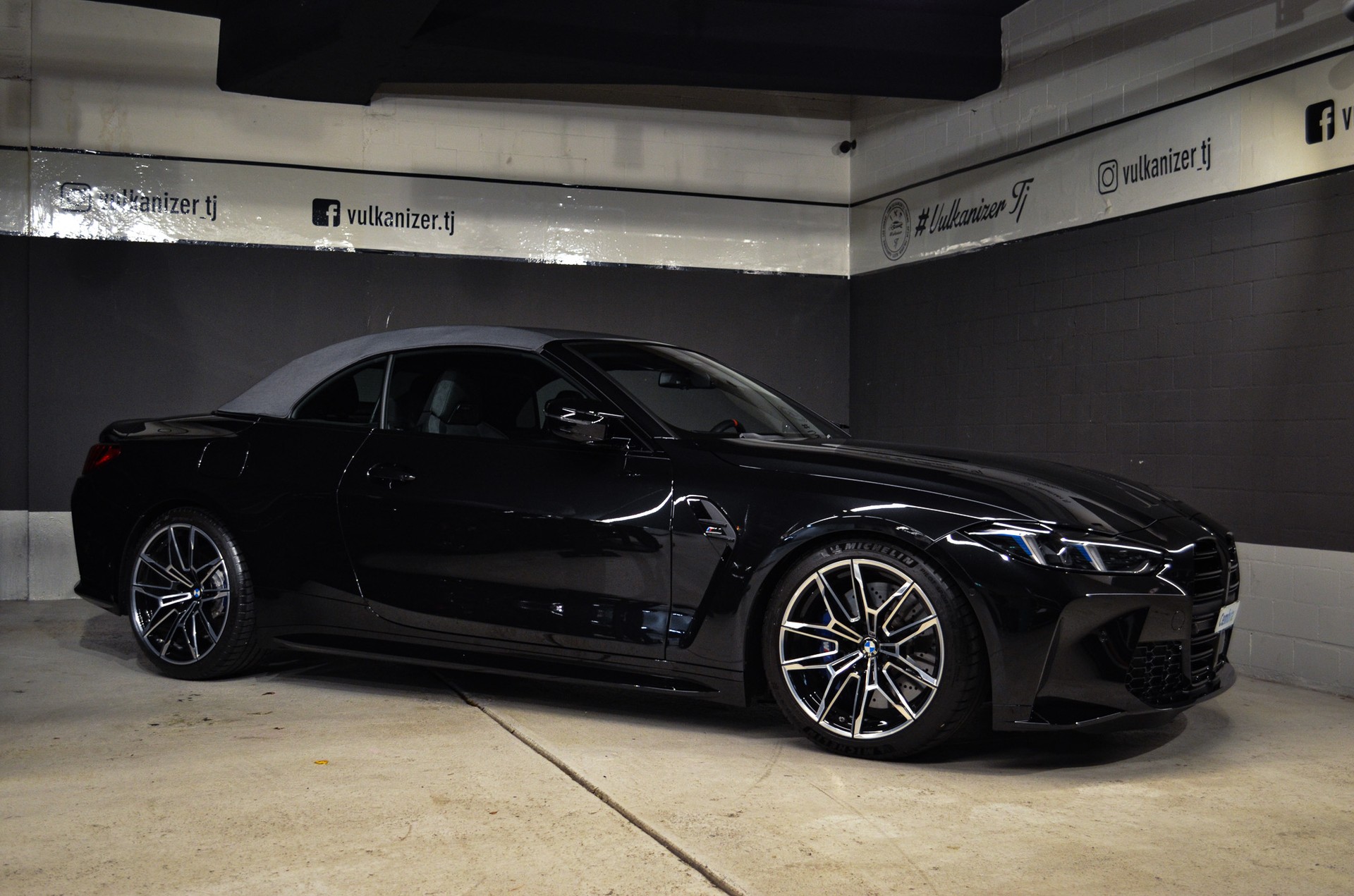 BMW M4 Cabrio Competition M xDrive-showroom-element-1