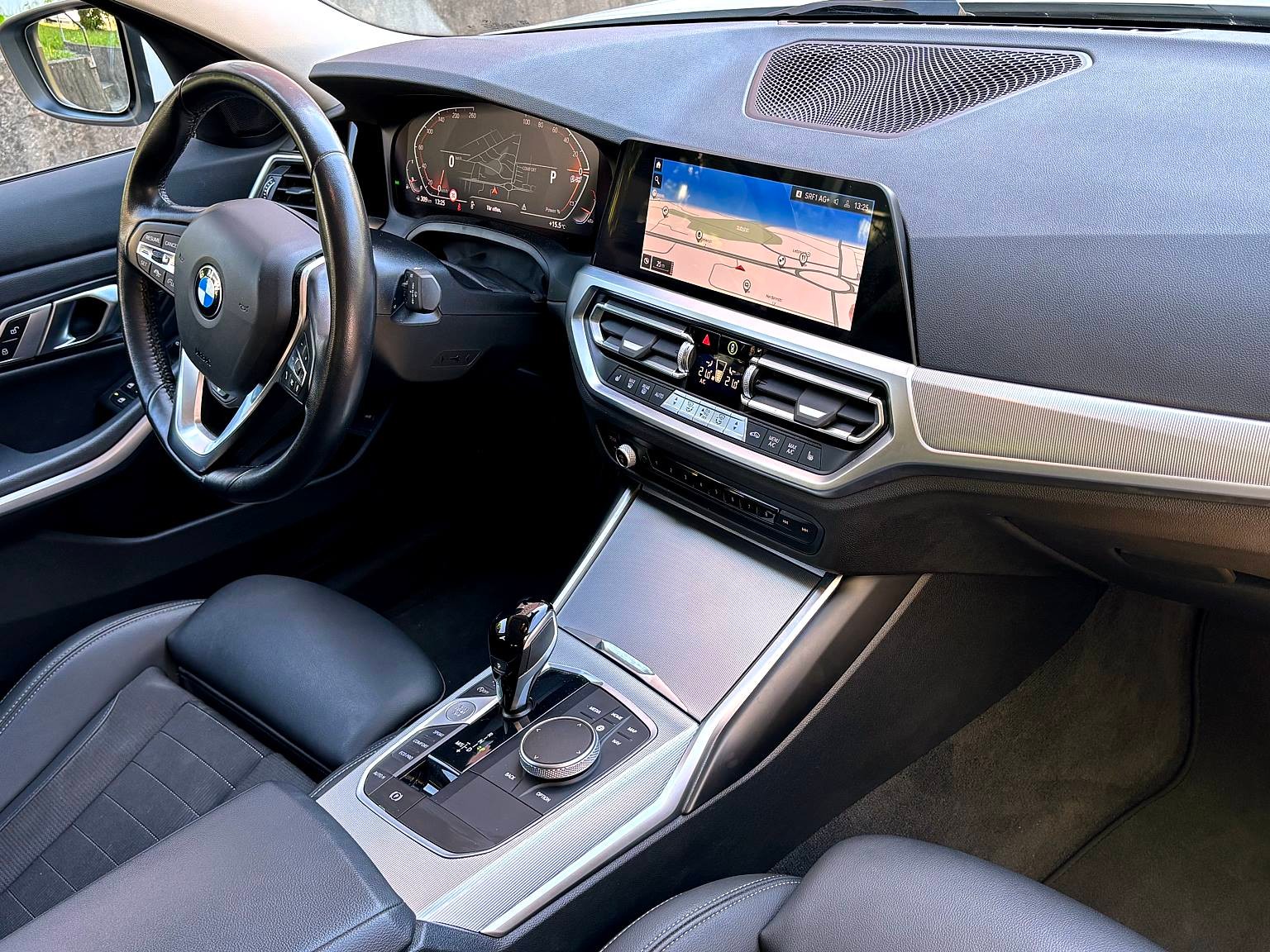 BMW 320i Touring Advantage Steptronic-image-4
