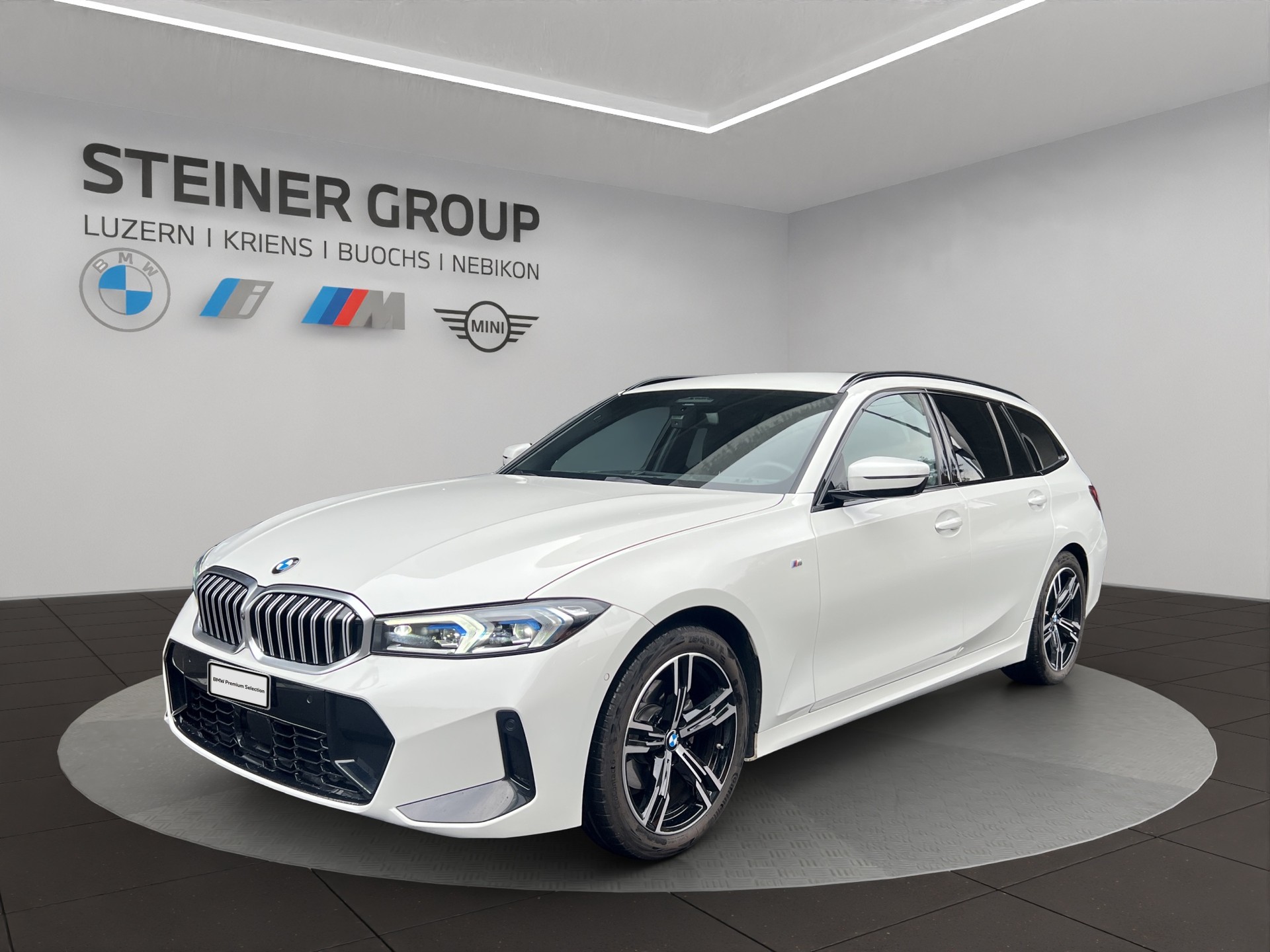 BMW 320d xDrive 48V Touring Steptronic M Sport-image-0