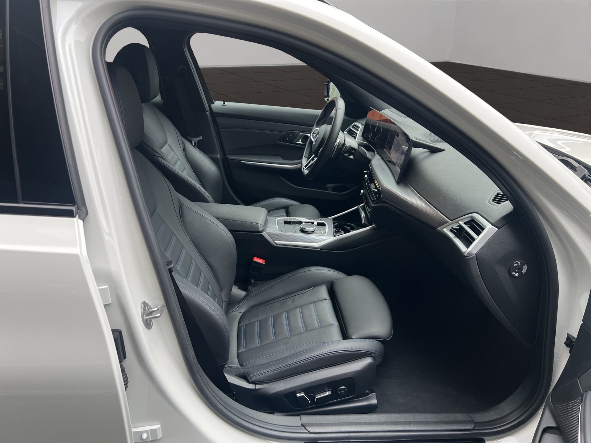 BMW 320d xDrive 48V Touring Steptronic M Sport-image-19