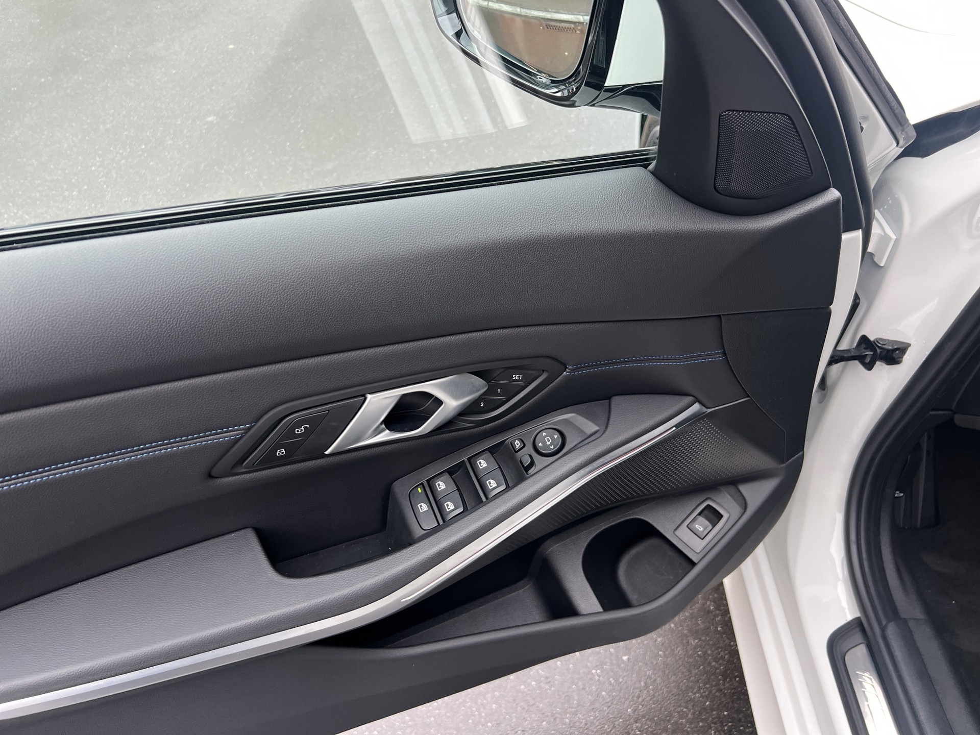 BMW 320d xDrive 48V Touring Steptronic M Sport-image-10